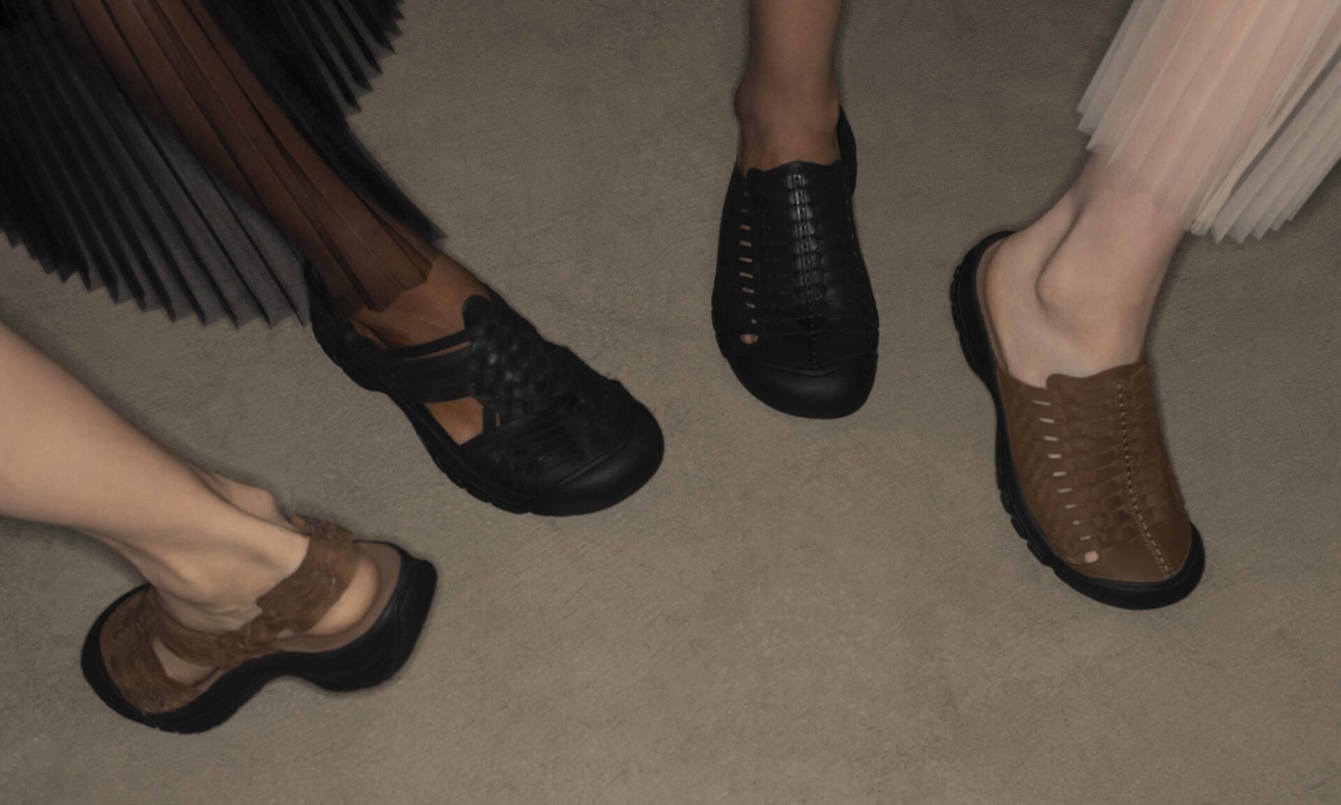 靴 HYKE KEEN ROSARITA II HYKE Edition MODELS-LEGS_3x2_KEY-VISUAL横