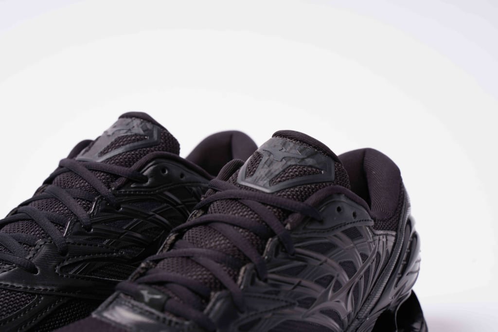 MIZUNOトリプルブラックカラーが数量限定で再販 | HIGHSNOBIETY.JP 