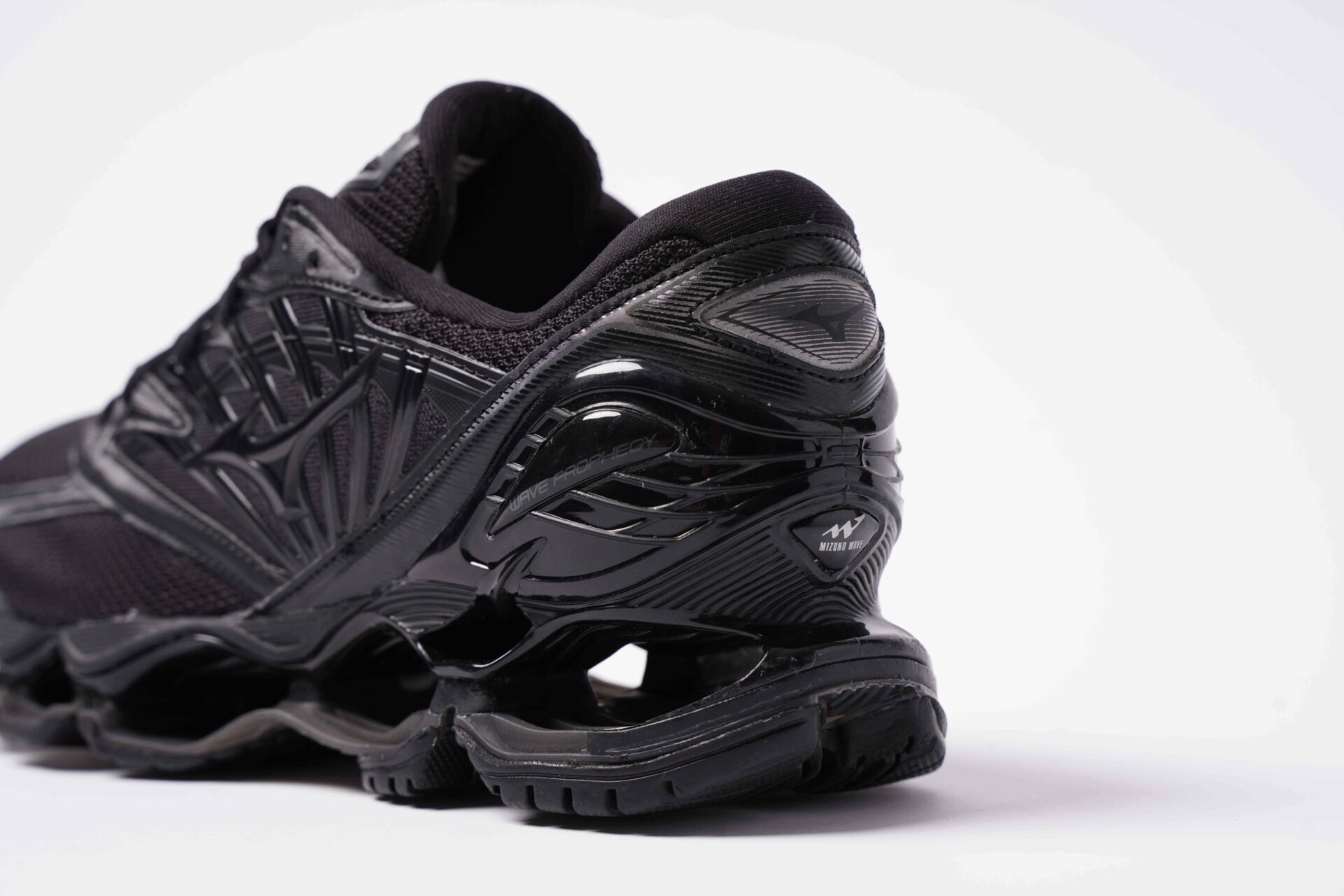 MIZUNOトリプルブラックカラーが数量限定で再販 | HIGHSNOBIETY