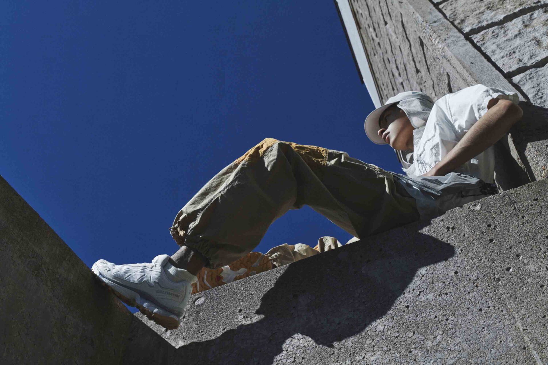 【美品】サロモン　スニーカー　andwanderコラボ　限定モデル　26cm この時期「モノトーンスニーカー」がちょうどいい！春に狙うべき