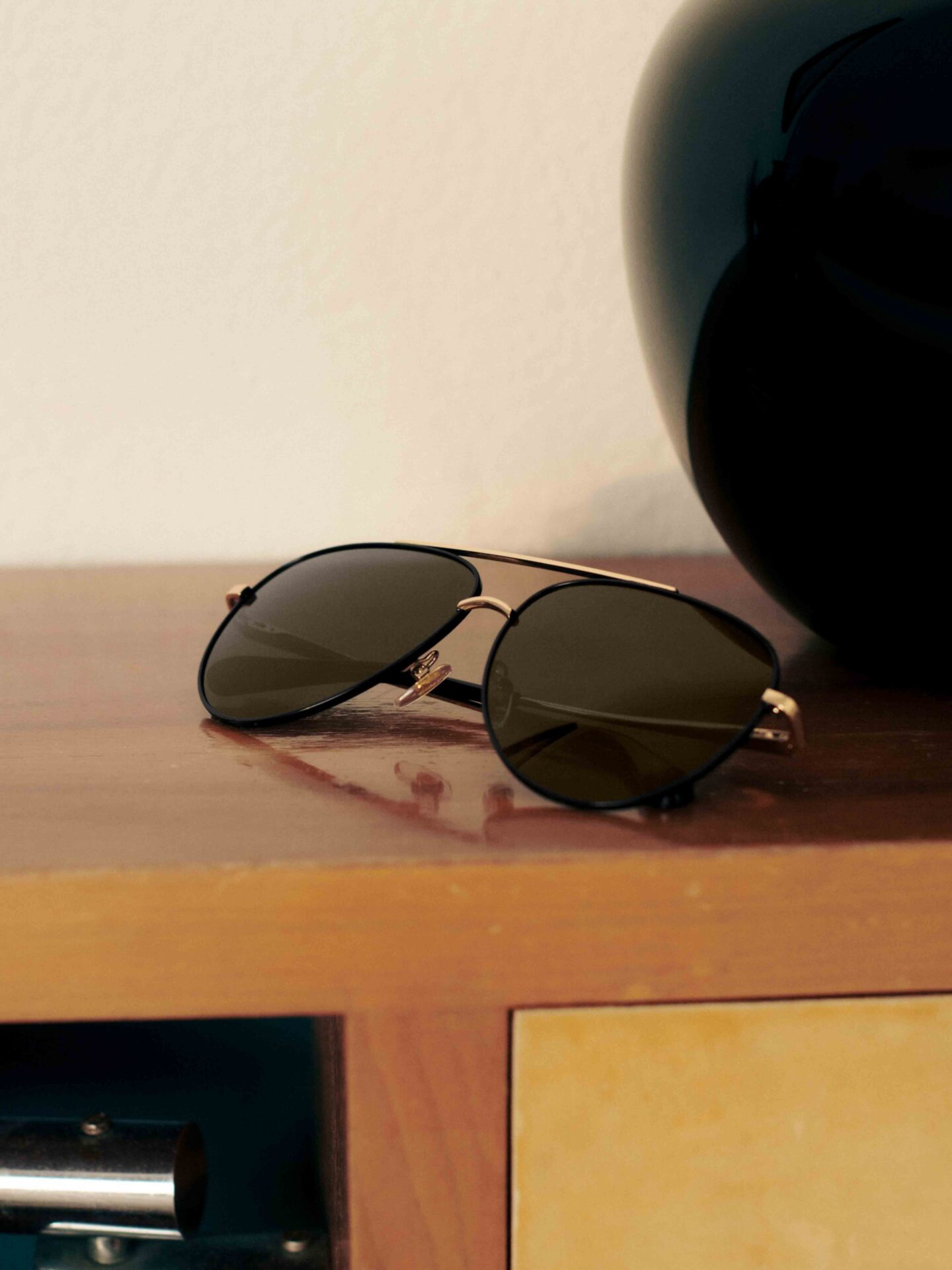 COS × LINDA FARROW、日本初のアイウェアコレクション発売