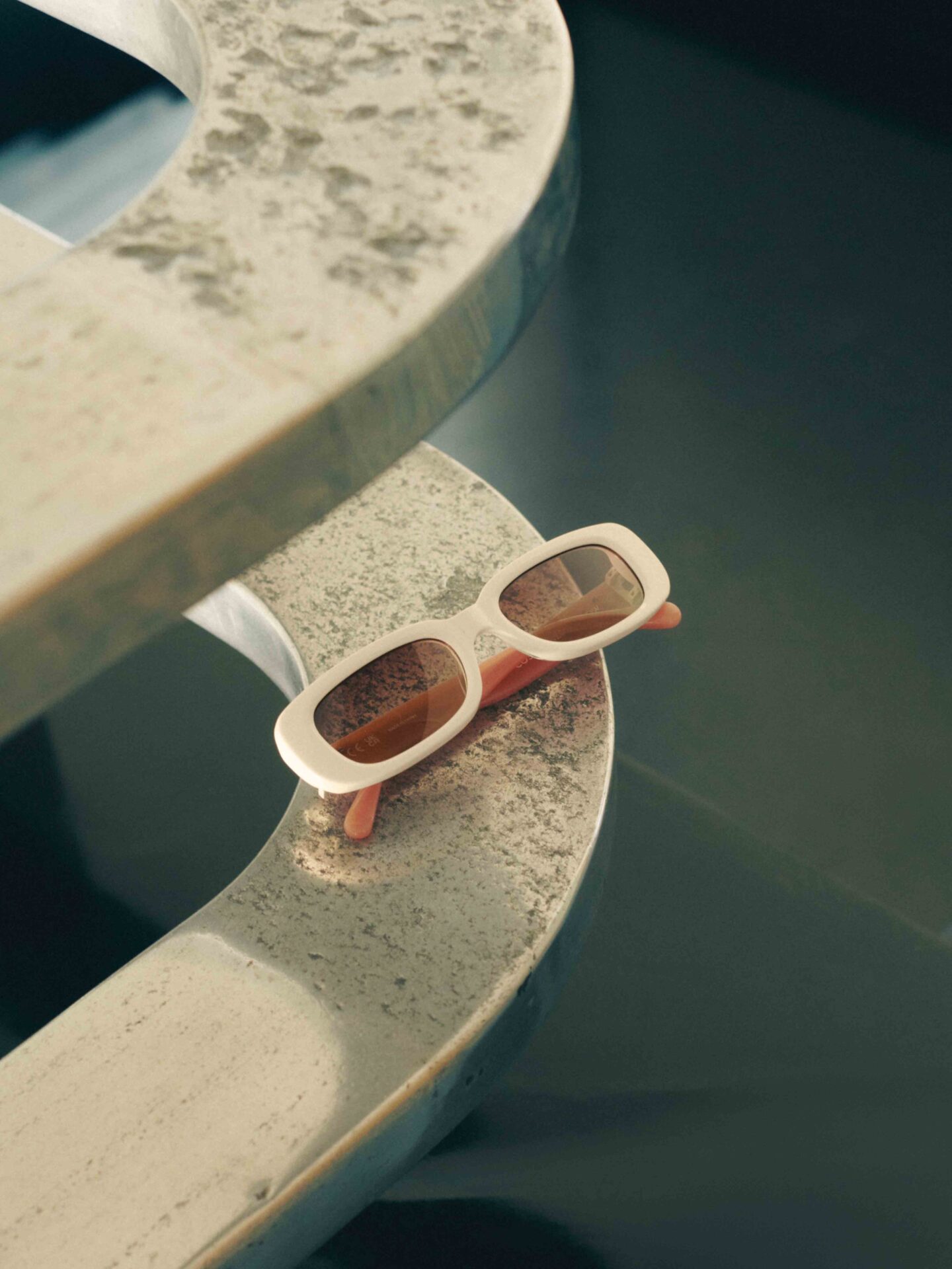 COS × LINDA FARROW、日本初のアイウェアコレクション発売