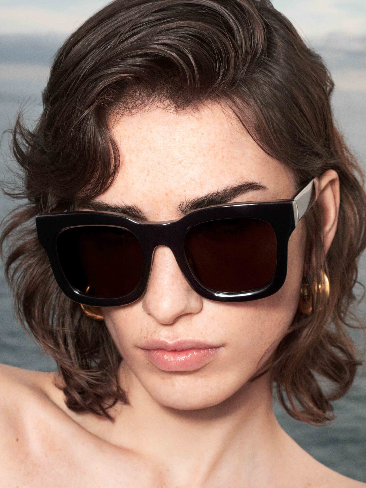 COS × LINDA FARROW、日本初のアイウェアコレクション発売