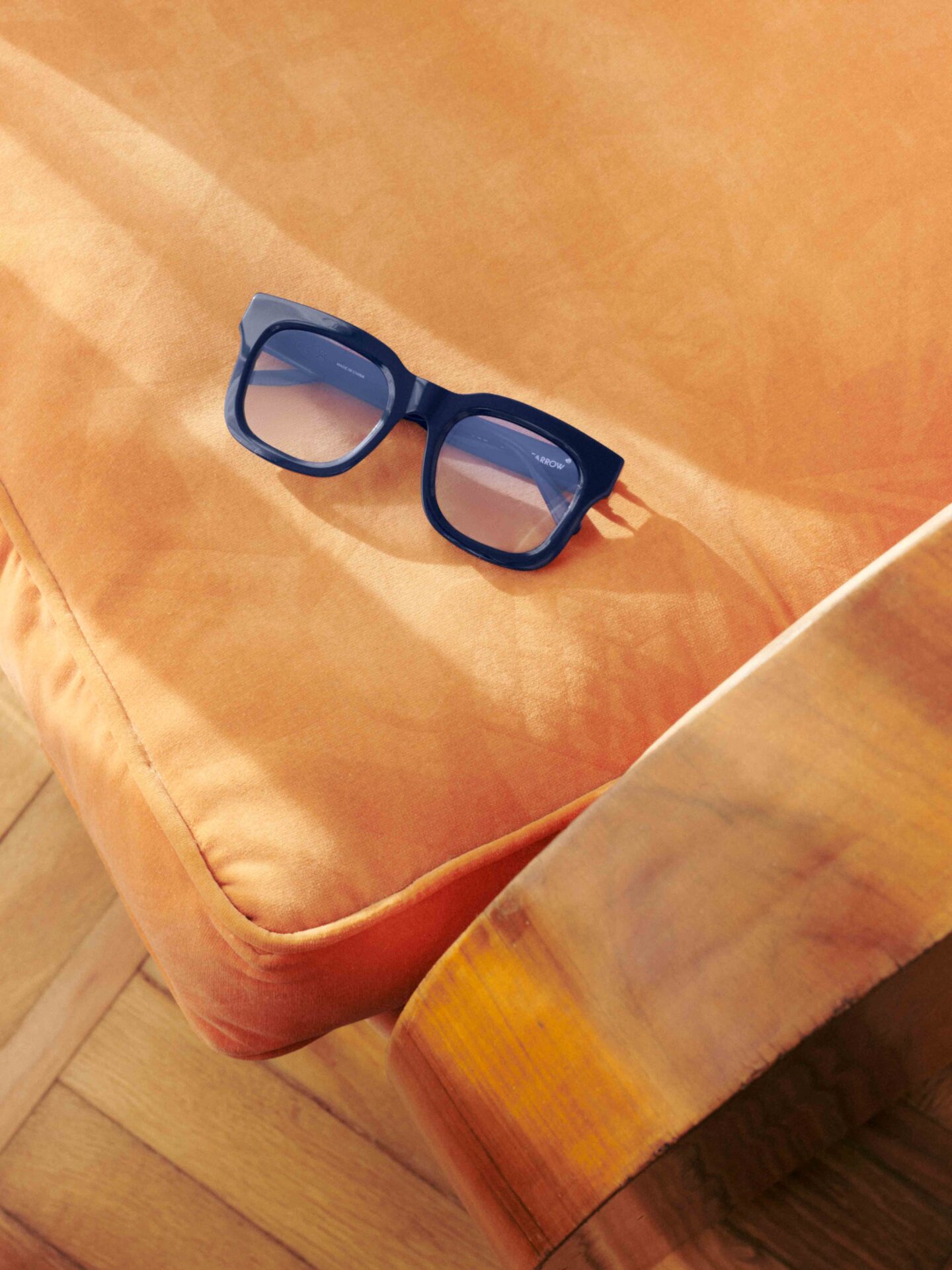 COS × LINDA FARROW、日本初のアイウェアコレクション発売