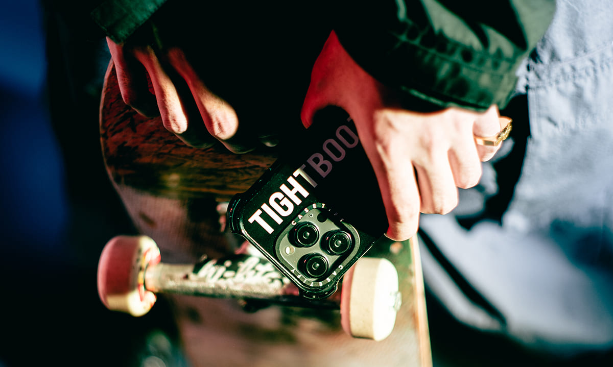 TIGHTBOOTH × CASETiFY、スケートボーダーに着想したコラボアイテム発売