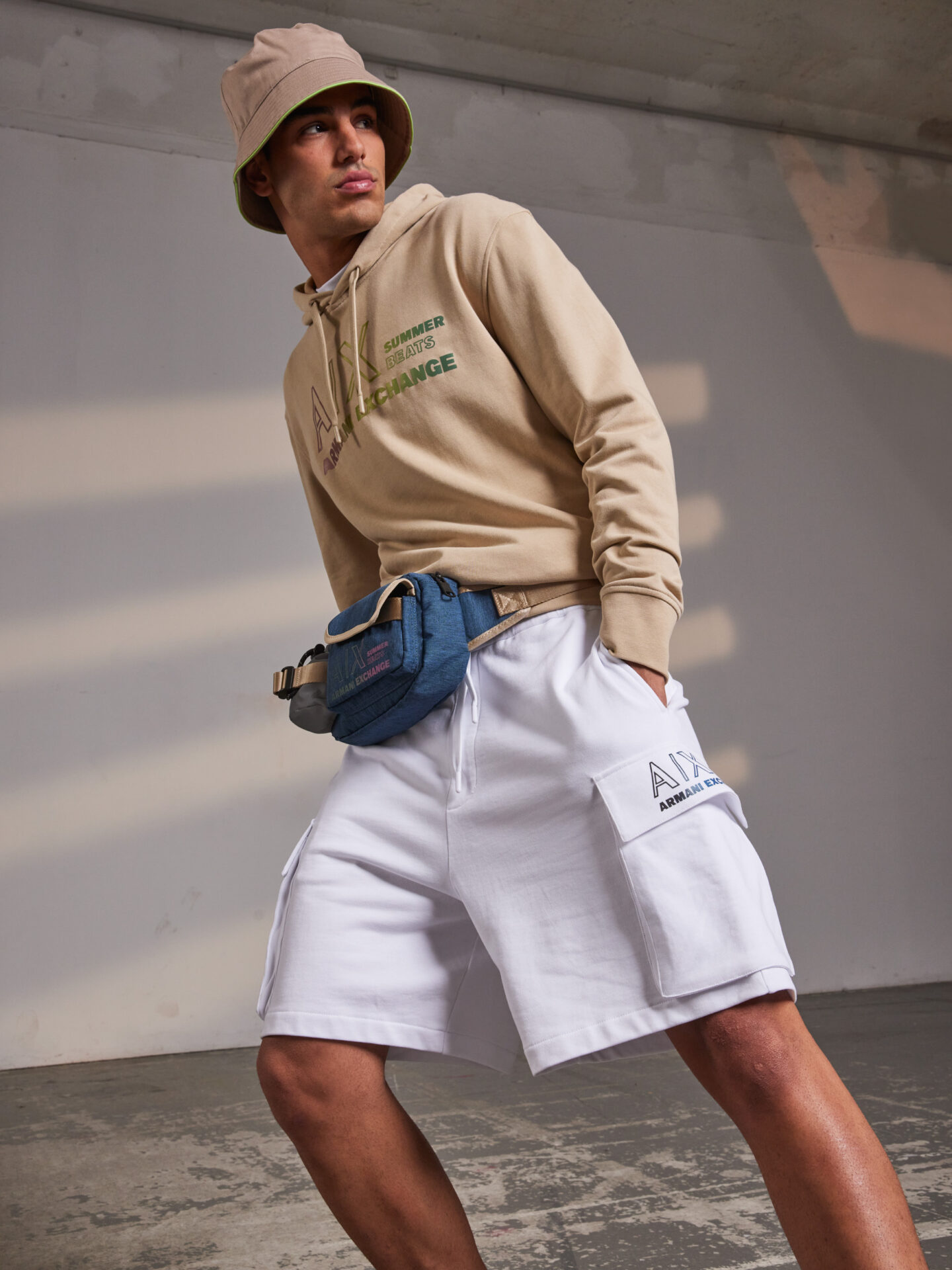 A|X ARMANI EXCHANGE、2023年春夏新作「Summer Beats」発売。野外