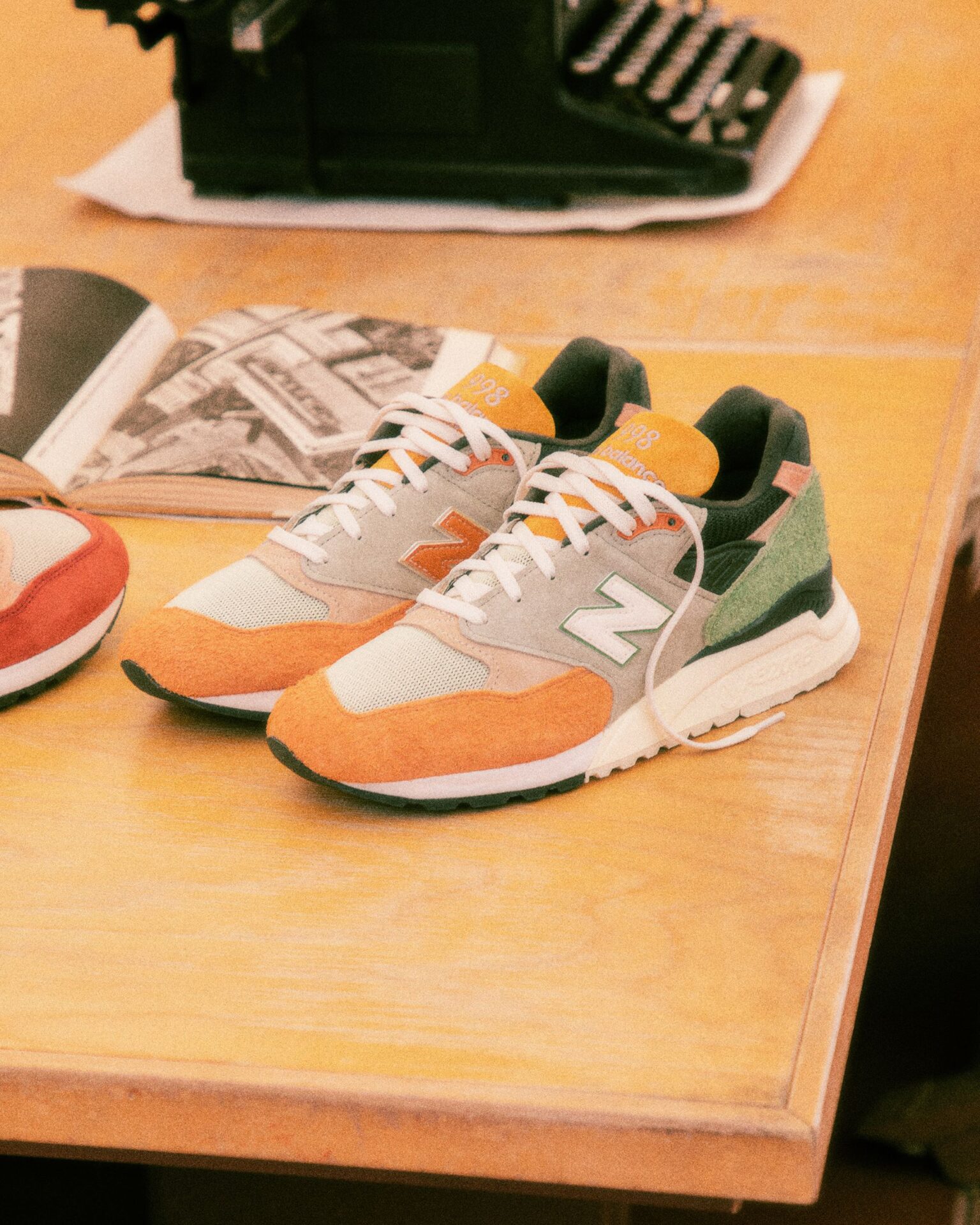 KITH、フランク・ロイド・ライトの未来都市を表現したNew Balance