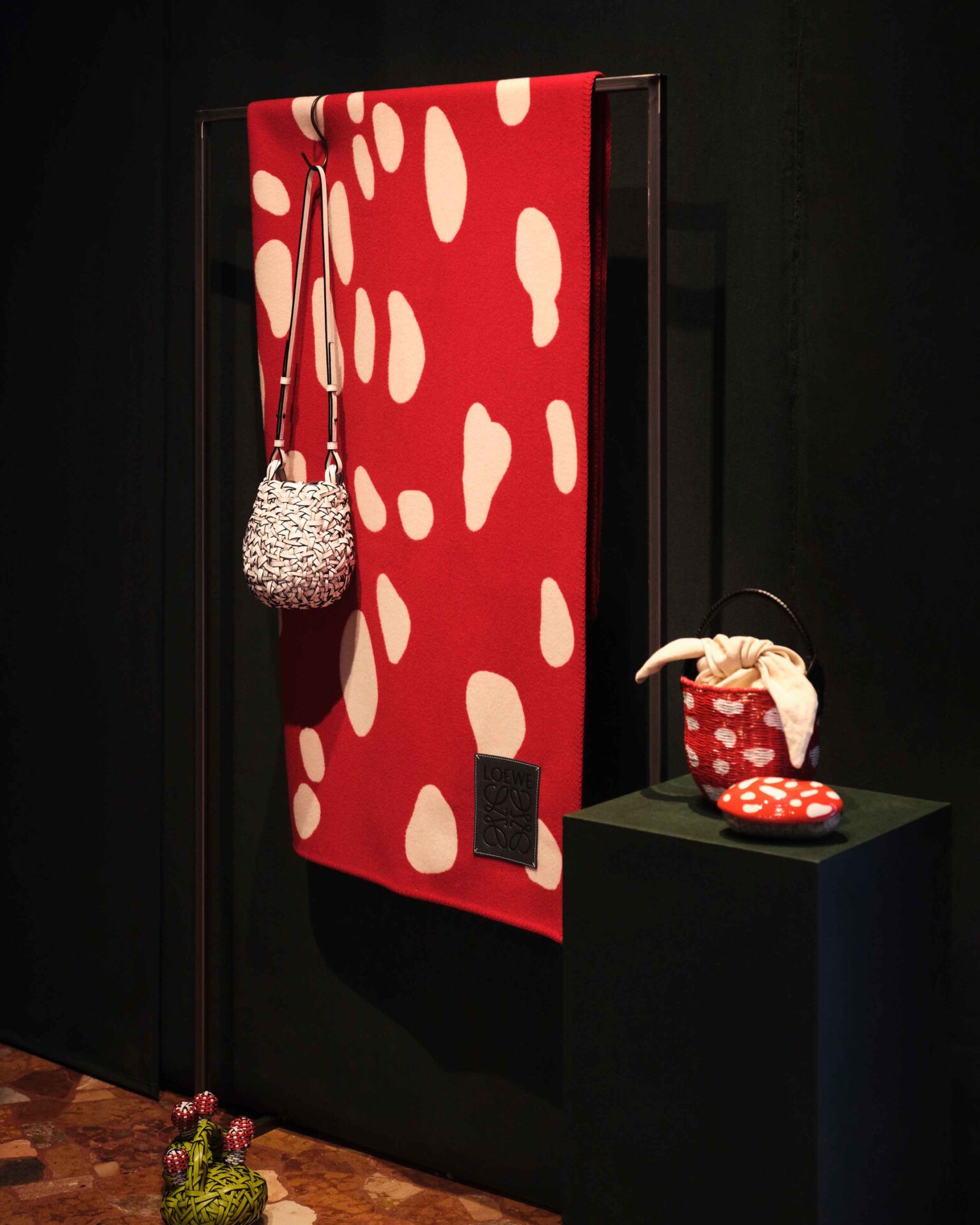 LOEWE、ミラノサローネで椅子コレクション「LOEWE Chairs」を発表