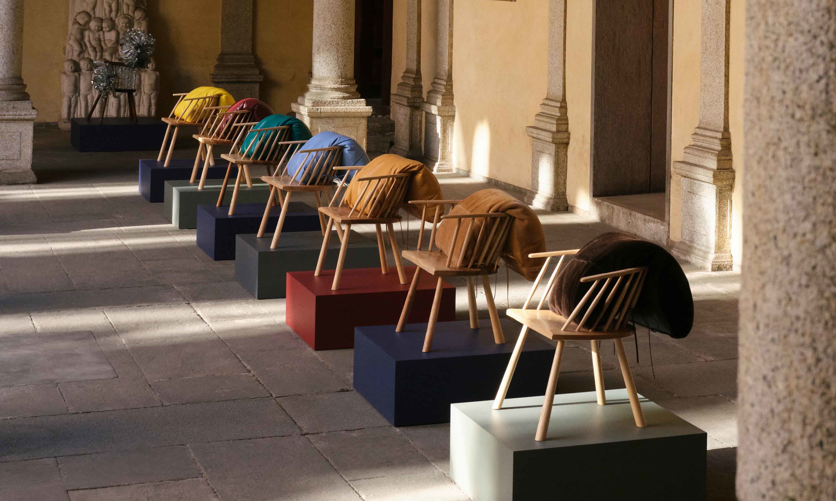 LOEWE、ミラノサローネで椅子コレクション「LOEWE Chairs」を発表