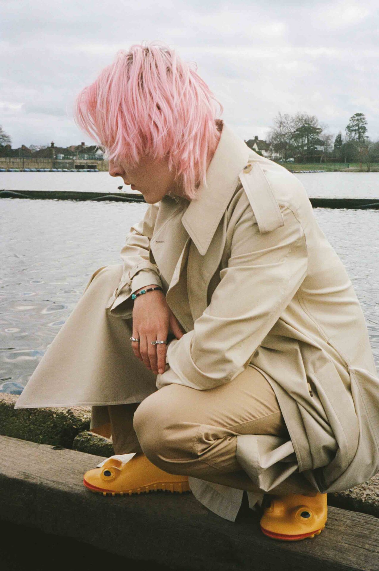 JW ANDERSON × Wellipets、カエルモチーフのコラボローファー発売