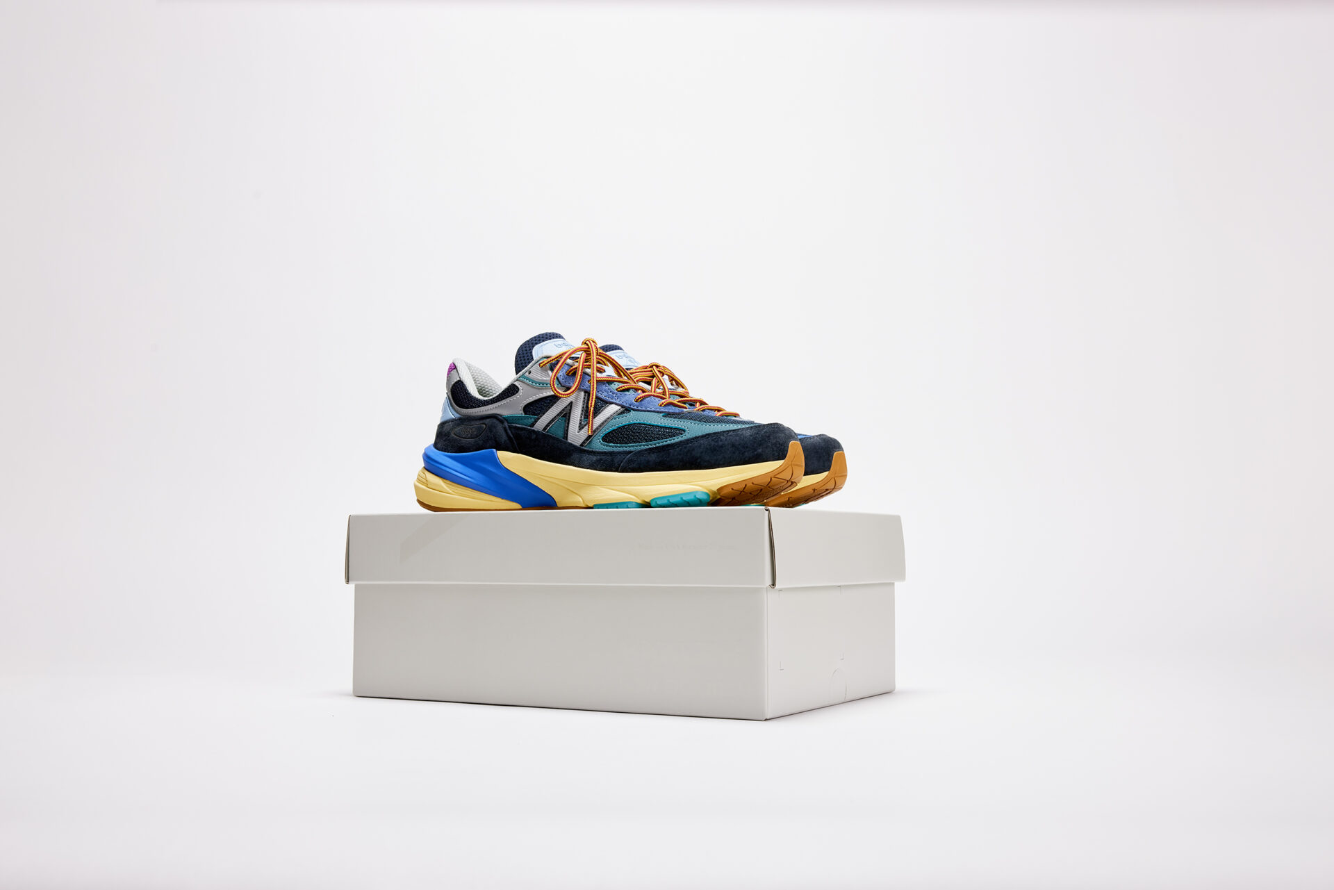 アクション・ブロンソン × New Balance 990v6「LAPIS LAZULI