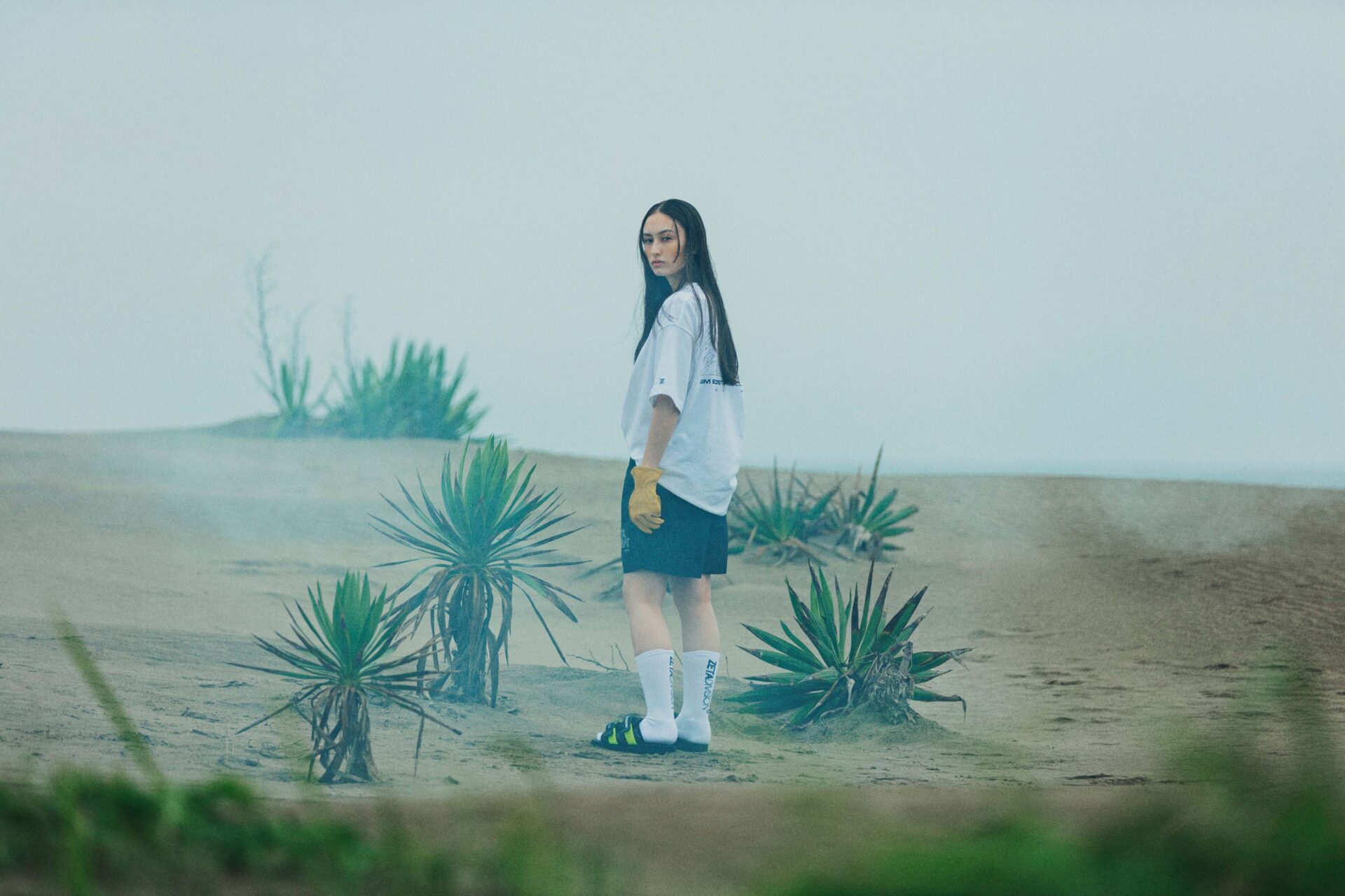 ZETA DIVISION × SUICOKE、ネオンイエローを配色したコラボアイテム