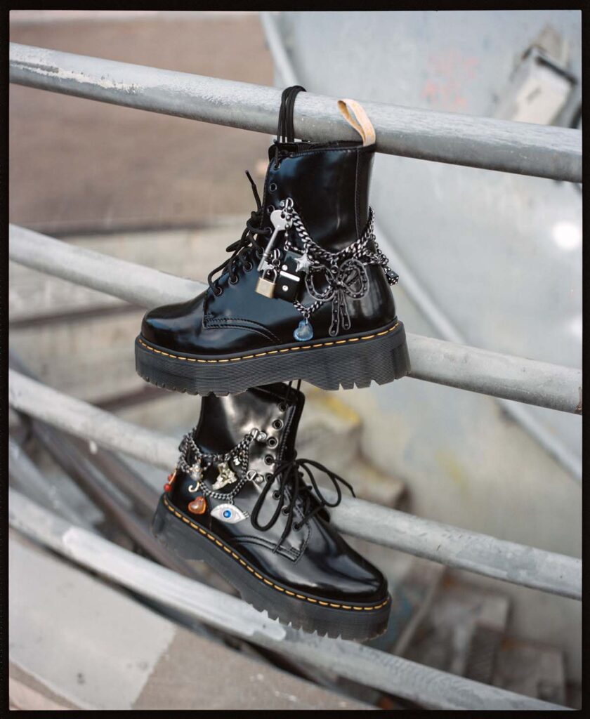 Dr. Martens × MARC JACOBS、コラボレーションデザインのブーツ登場