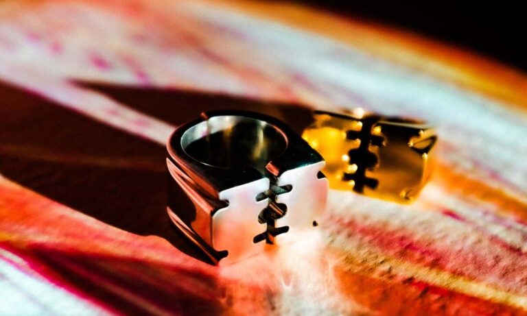 APPLIED ART FORMS × Master & Dynamic、宇宙服に由来した新作