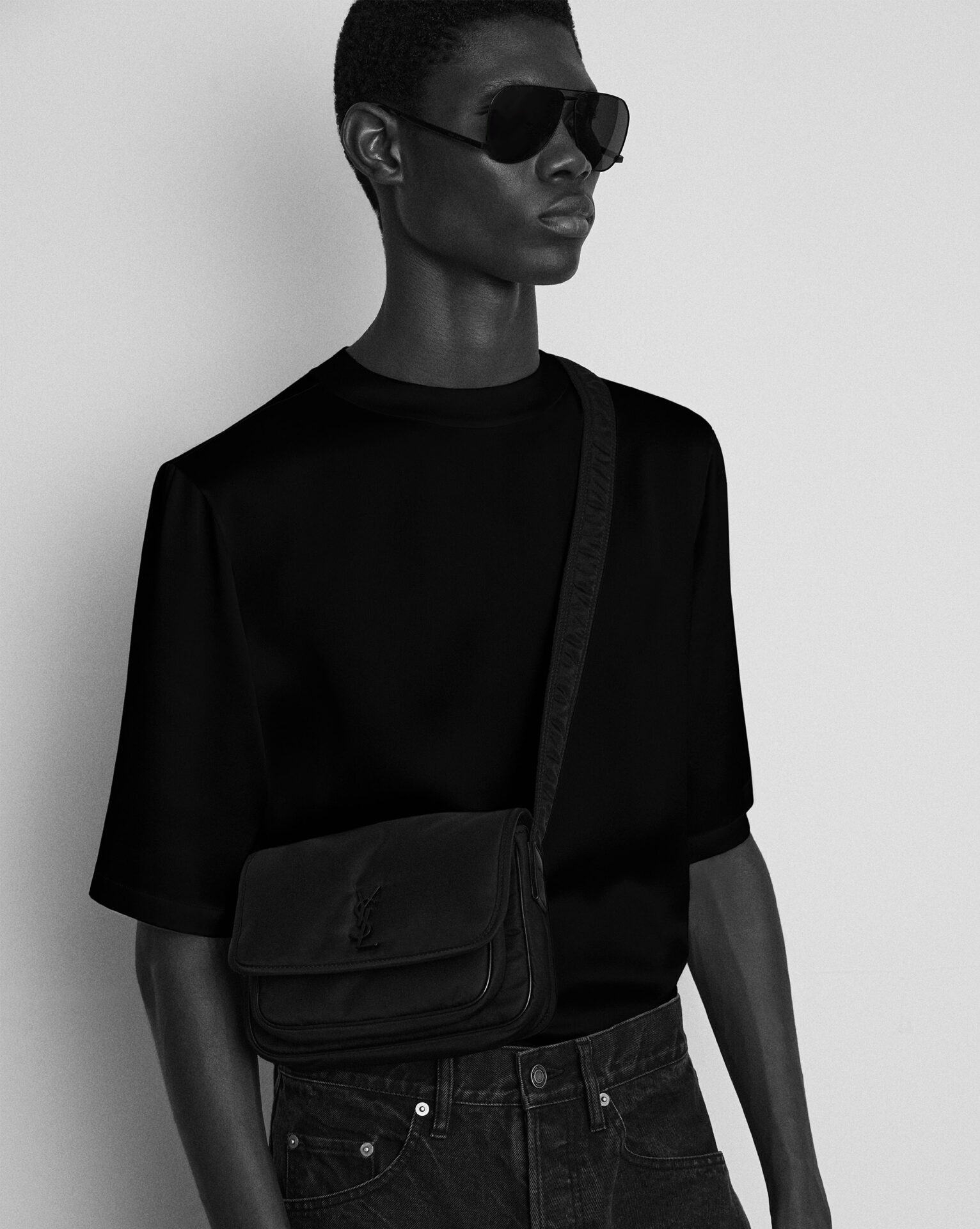 即日発送 Saint Laurent SAINT LAURENT、ミニサイズの「ニキ メッセンジャー」バッグ登場