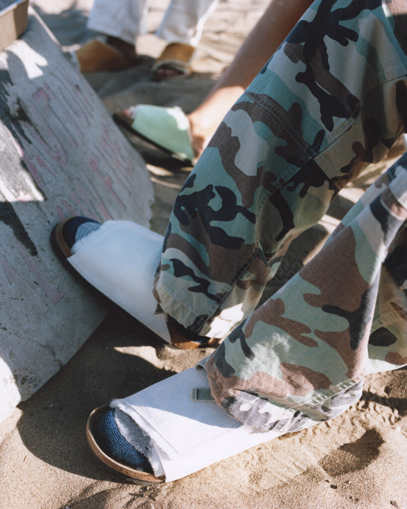 STÜSSY × BIRKENSTOCK、コラボスリッポン「SOLANA」発売 | HIGHSNOBIETY.JP（ハイスノバイエティ）