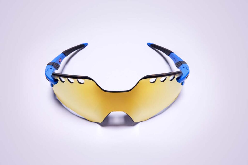 OAKLEY、製造上のミスから誕生した新フレーム「Space Encoder」発売 