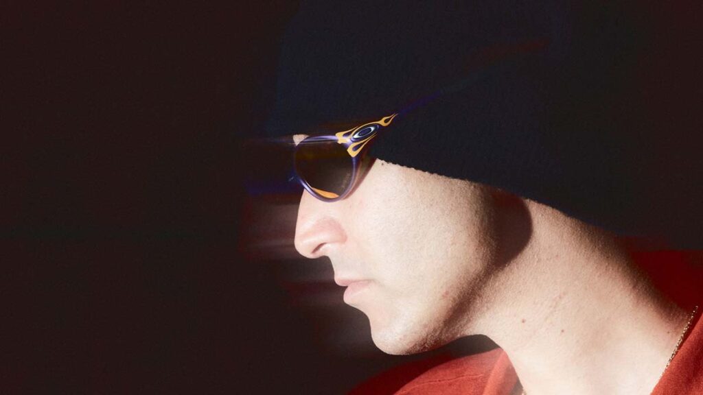 OAKLEY、オレンジとブルーの新色アイウェア登場。フットウェアも 
