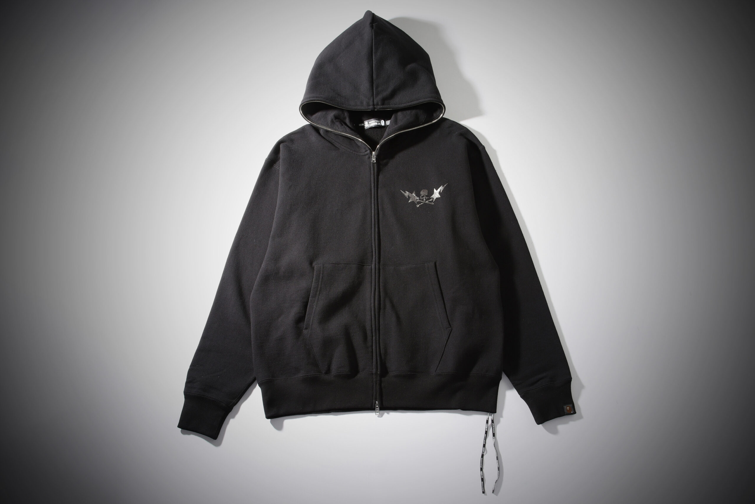 A BATHING APE®︎ × mastermind JAPAN、コラボコレクション発売。クロスボーンスカルなどあしらう