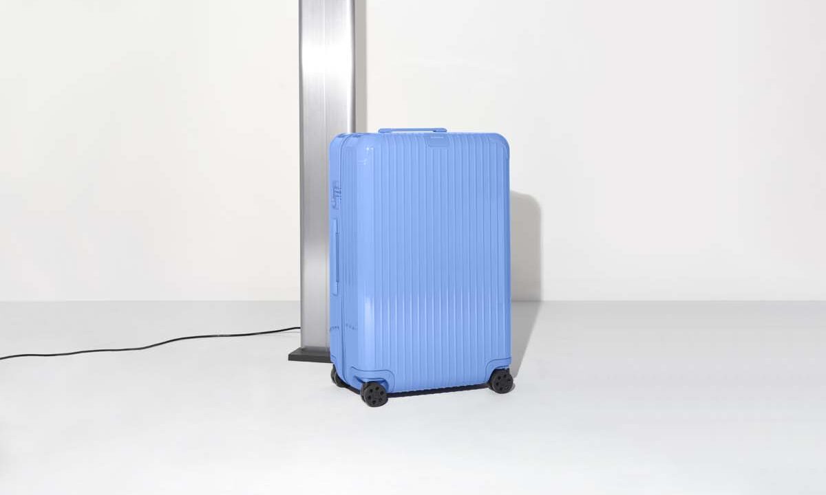 月面のクレーター描いた RIMOWA限定スーツケース発売 | HIGHSNOBIETY 