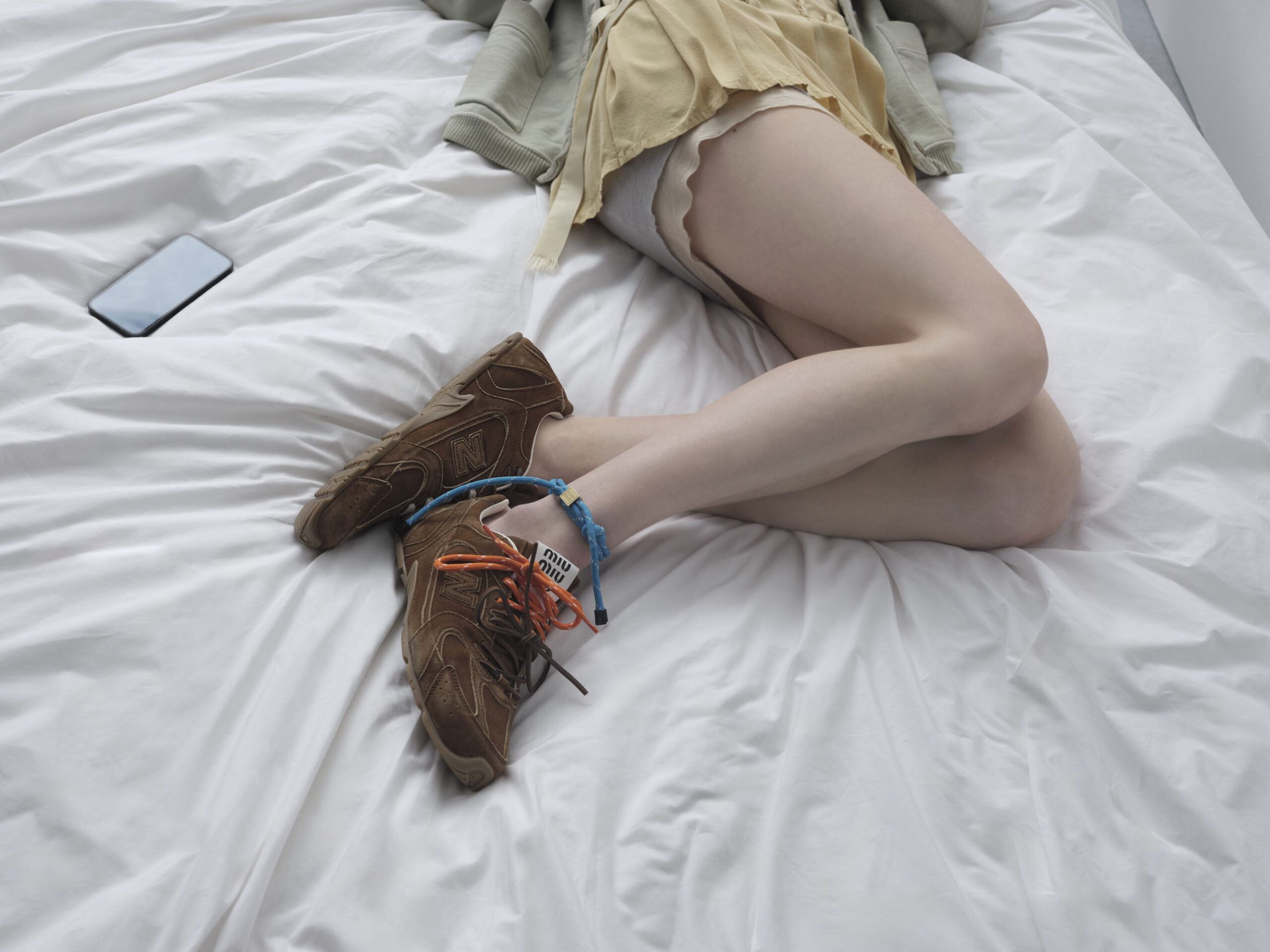 New Balance × MIU MIU、エイジングな風合いのコラボスニーカー「530 SL」