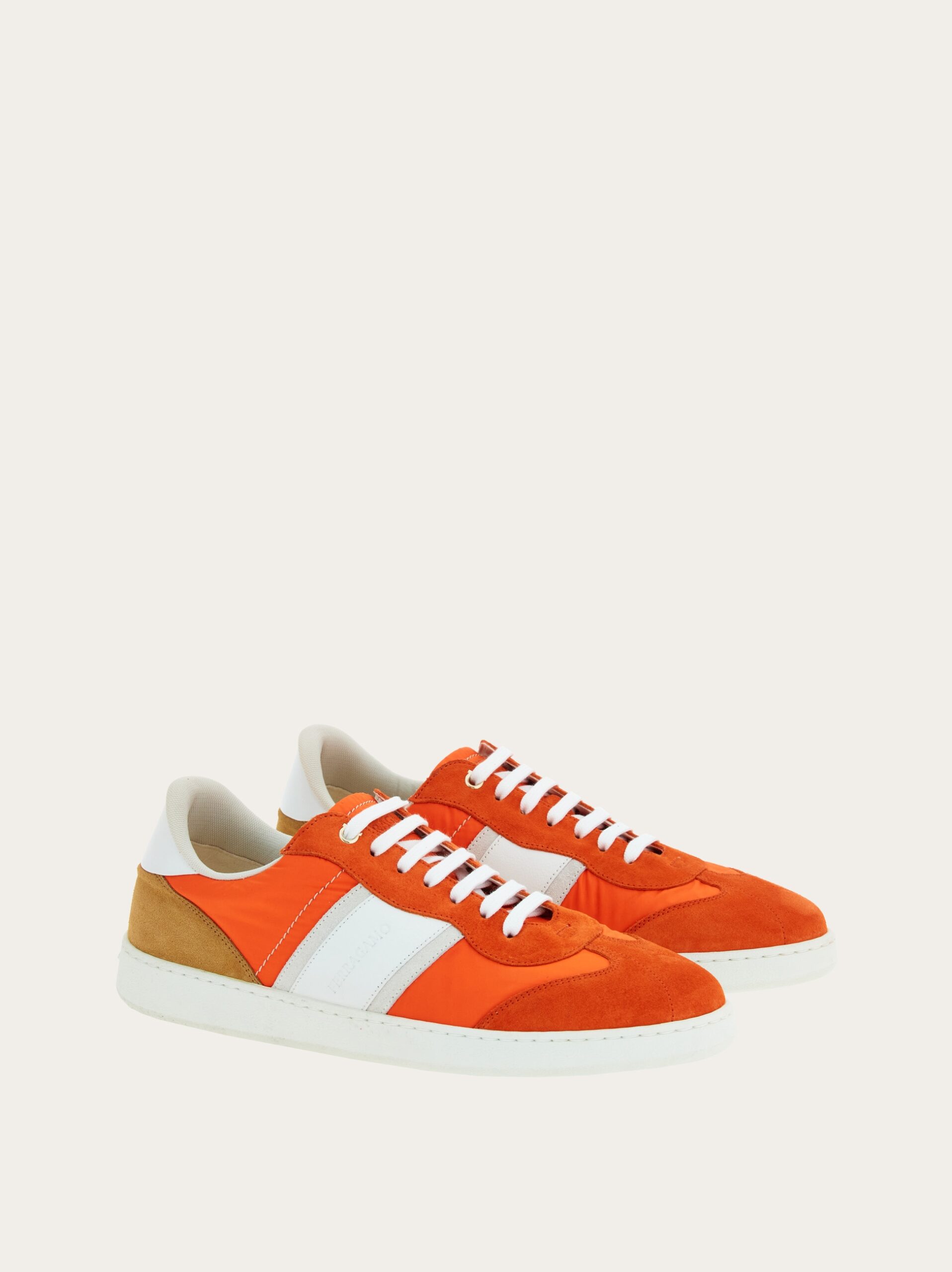 FERRAGAMO、2024年プレスプリングコレクション新作。異素材スニーカーなど揃う