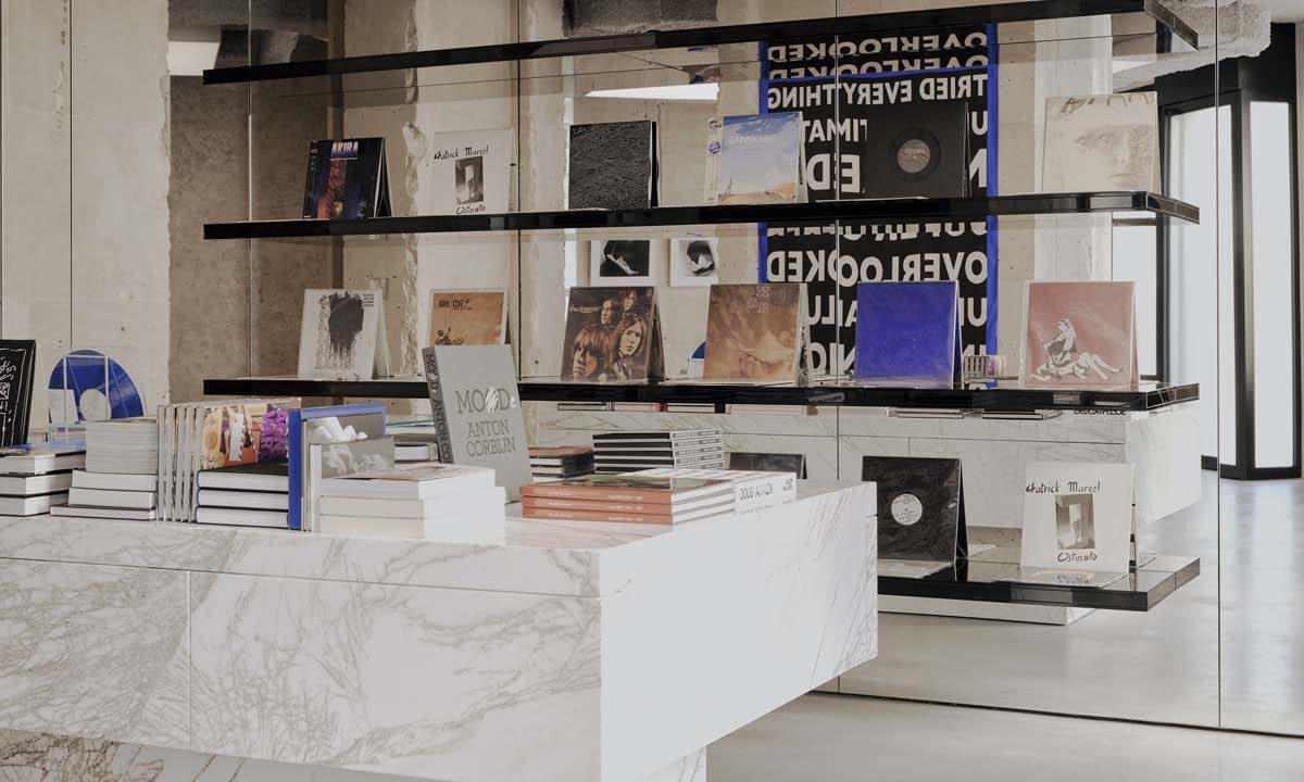 SAINT LAURENT、パリに書店オープン。文化発信地にも