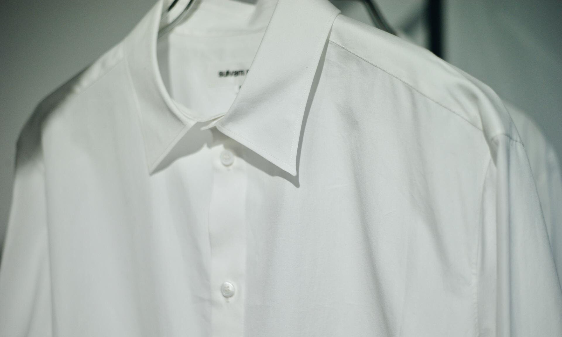 sulvam、Classic lineから手縫いで仕立てた白シャツとネクタイ登場