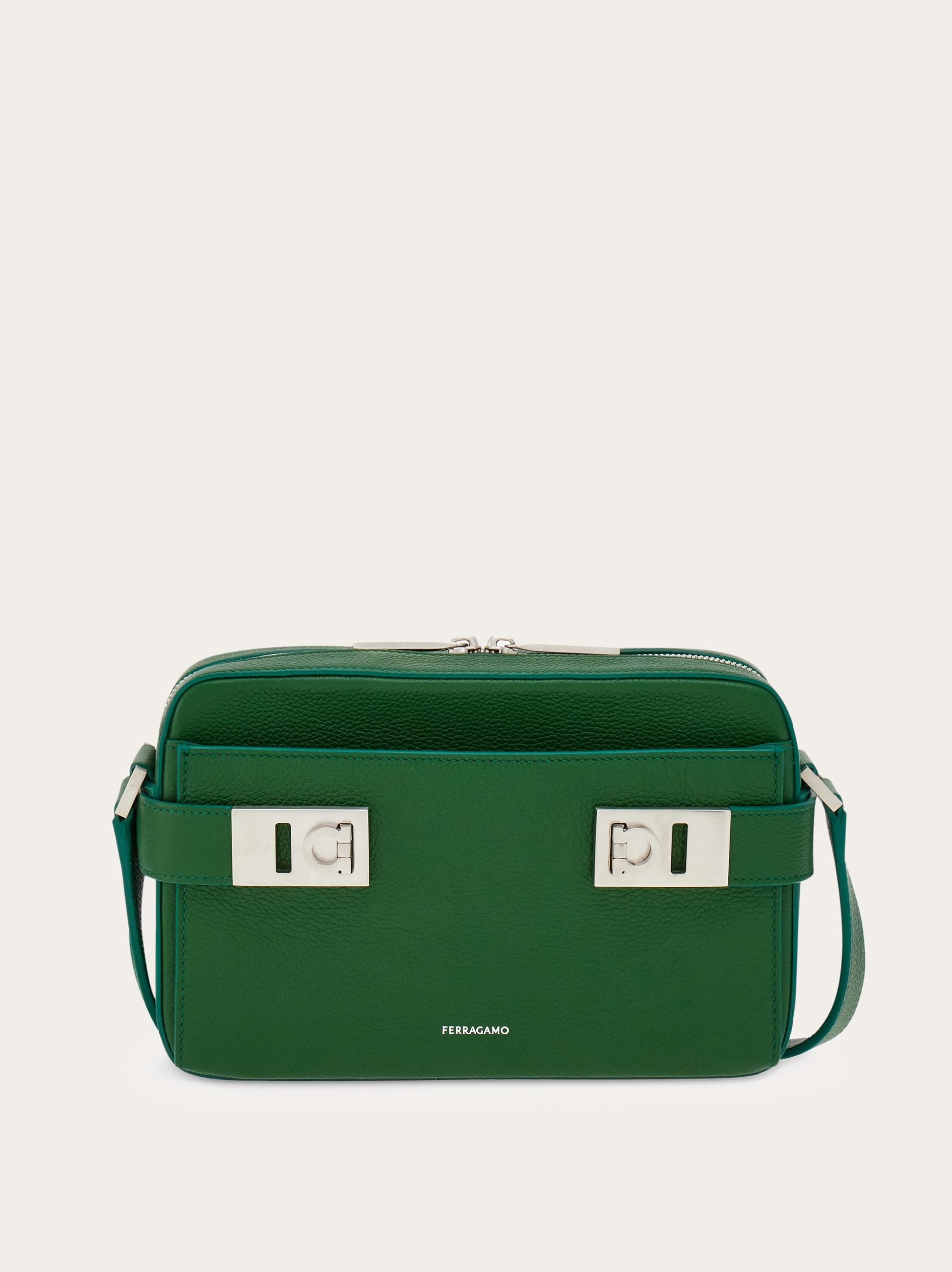 FERRAGAMO、伊勢丹新宿店メンズ館でポップアップ開催。フォレストグリーンのボディバッグが限定登場