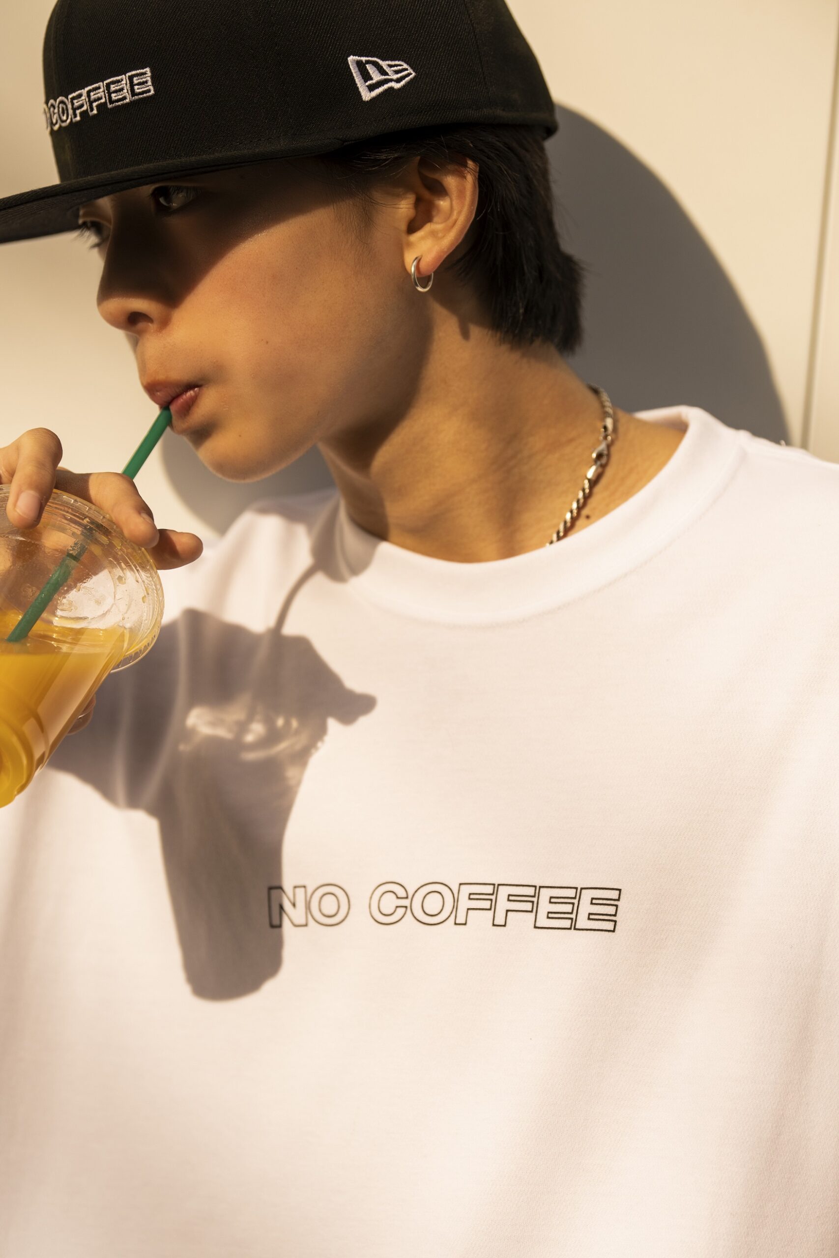 NO COFFEE™ × New Era®、コラボコレクション。ワードマークをアウトライン化したグラフィック