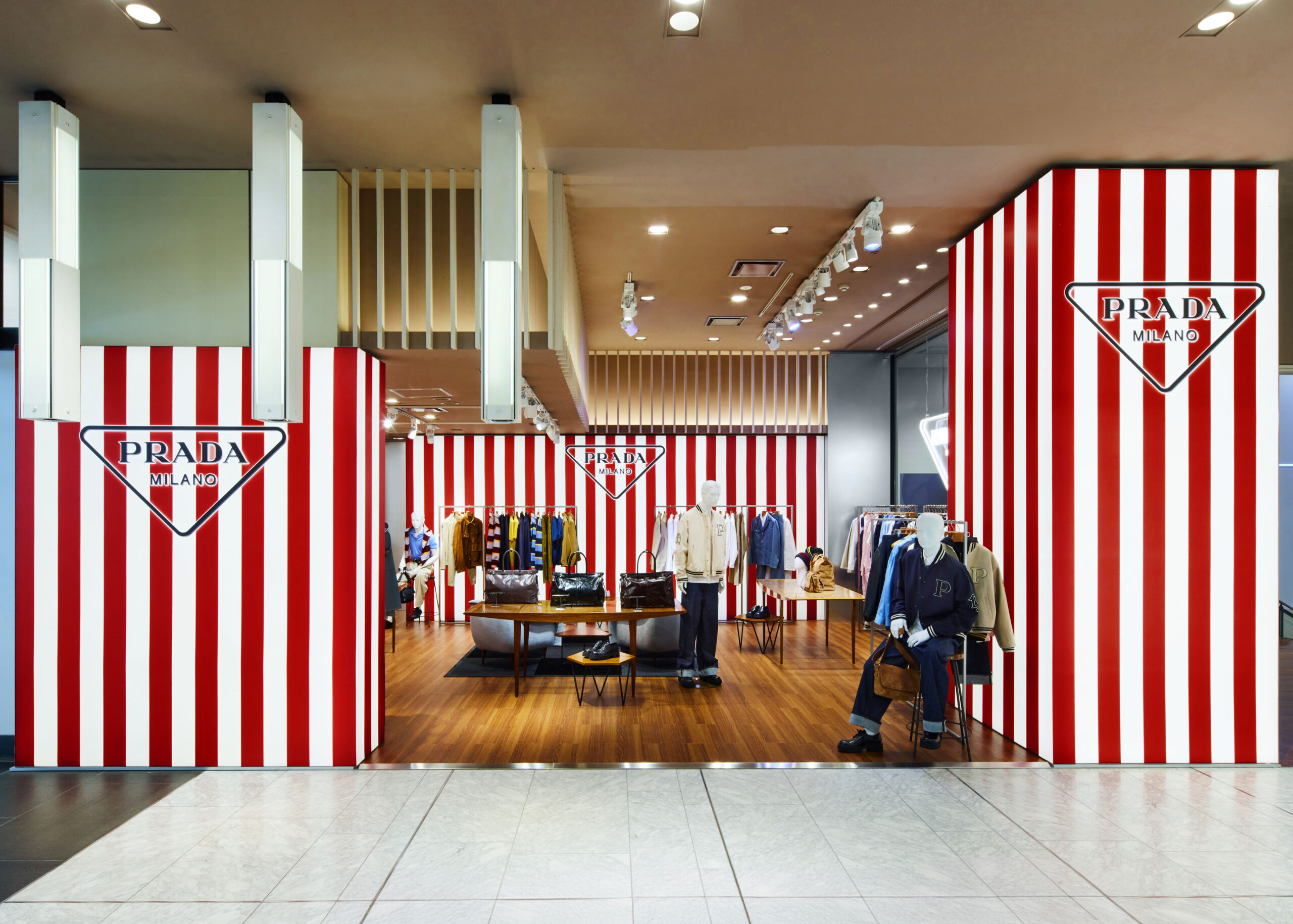 PRADA、伊勢丹新宿店でポップアップストア開催。カジュアルなサマーアイテム揃う