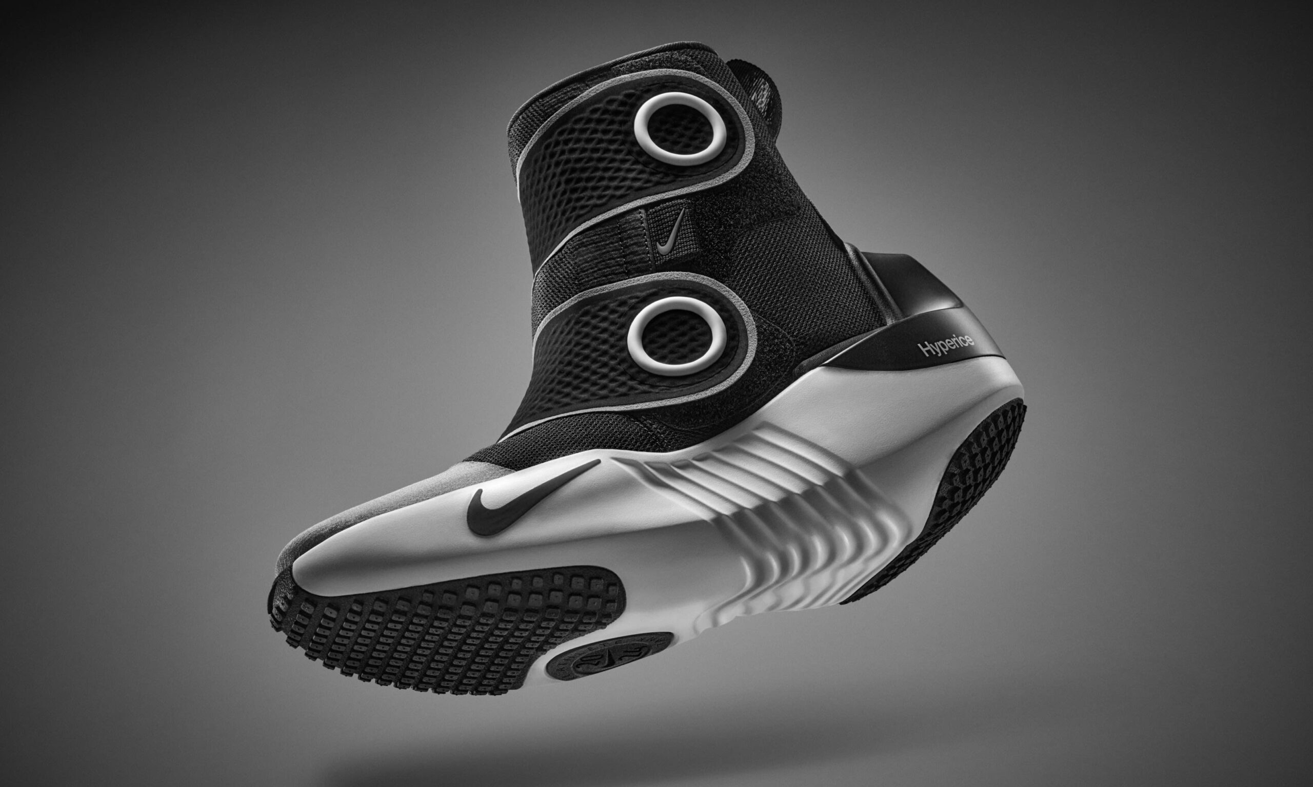 Nike × Hyperice、ウォームアップとリカバリーを高めるテクノロジー内蔵ブーツ＆ベスト発表