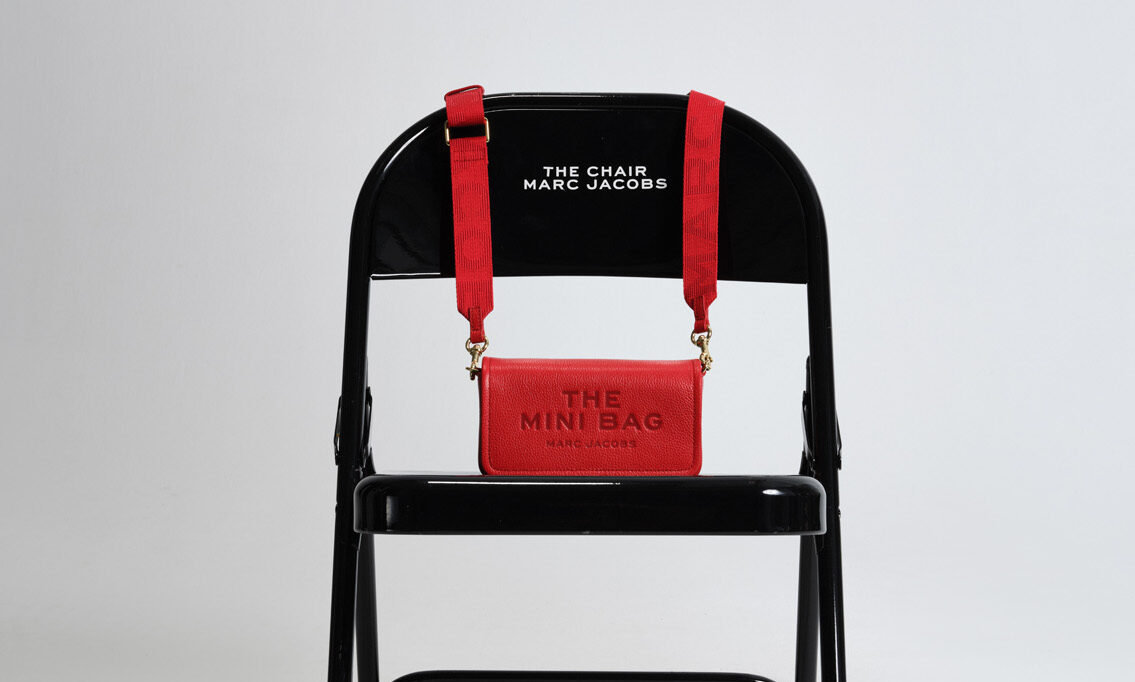 MARC JACOBS、クロスボディバッグ「THE MINI BAG」の新色が登場。鮮やかなレッドとピンク