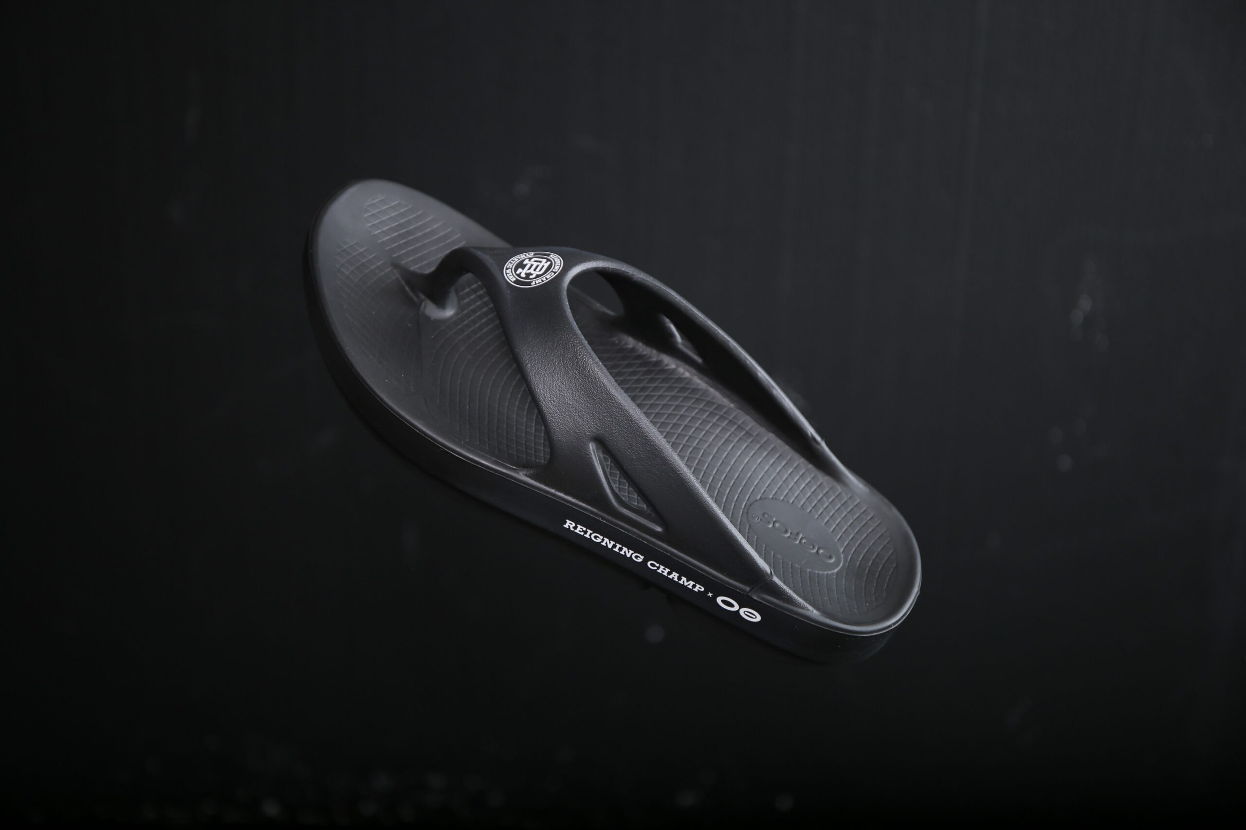 REIGNING CHAMP、OOFOS®との別注サンダル第2弾を国内限定発売