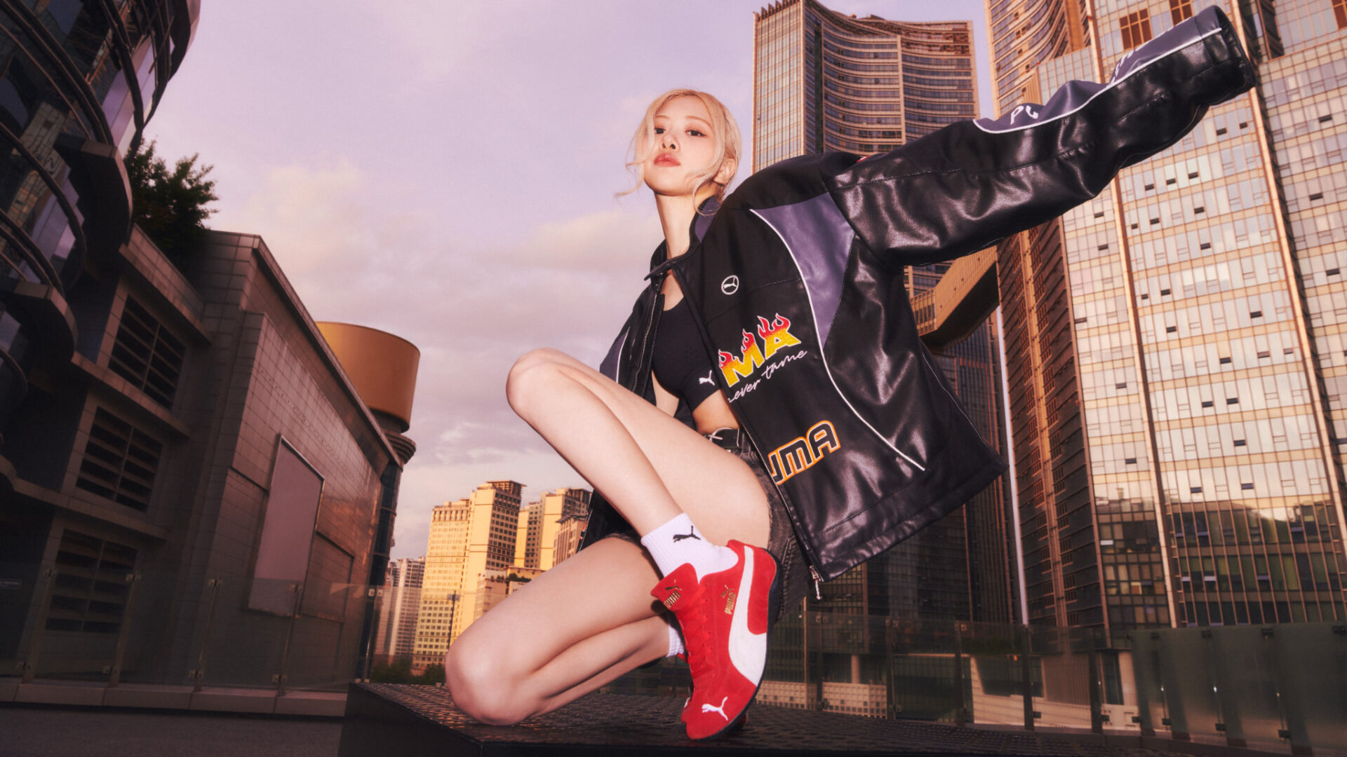 Puma サイン入りレッドジャージとショーツ Puma サイン入りレッドジャージとショーツ Puma サイン入り