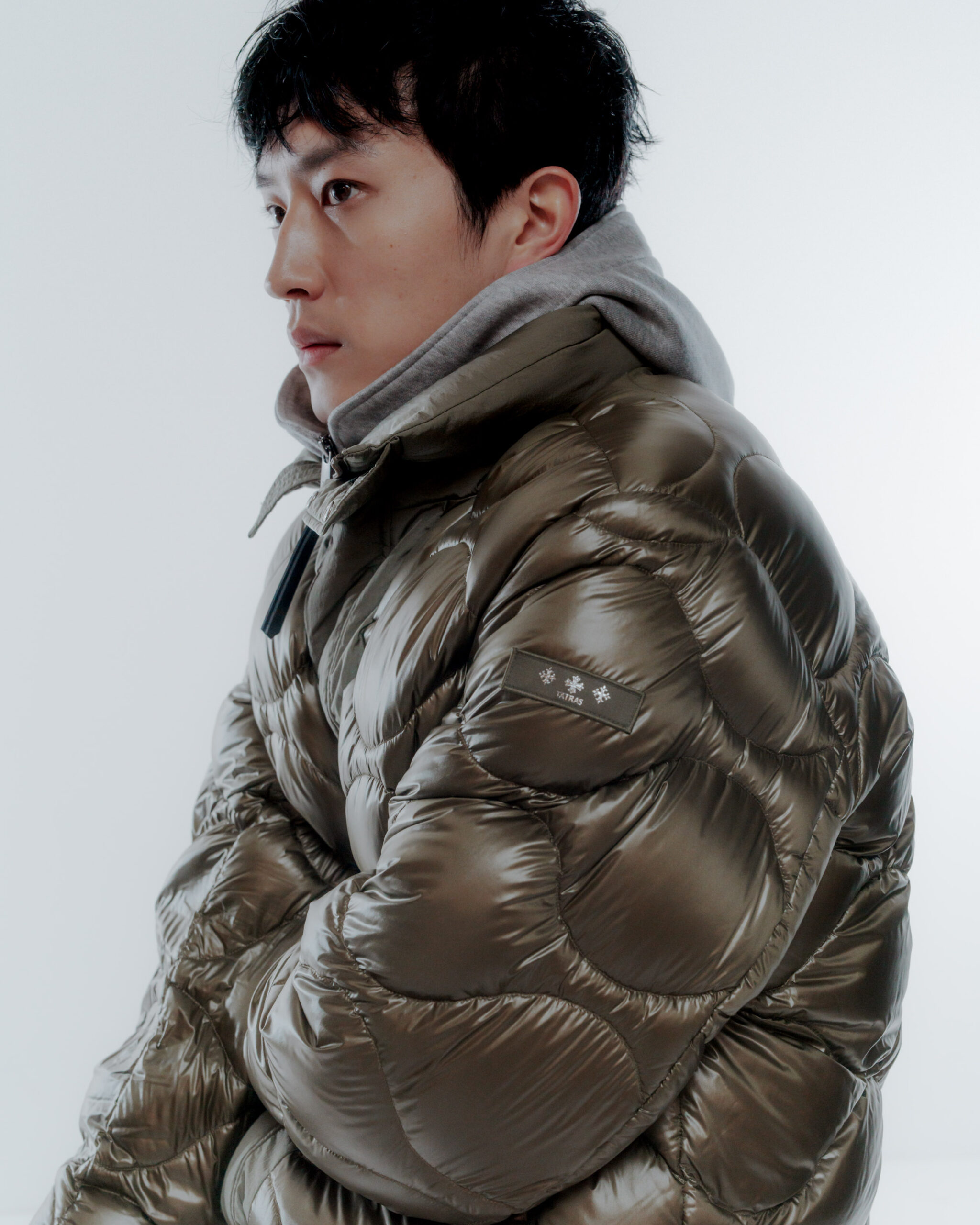 表現の魔力に魅せられた俳優、<br>杉野遥亮がモードに着こなす新しいTATRAS 