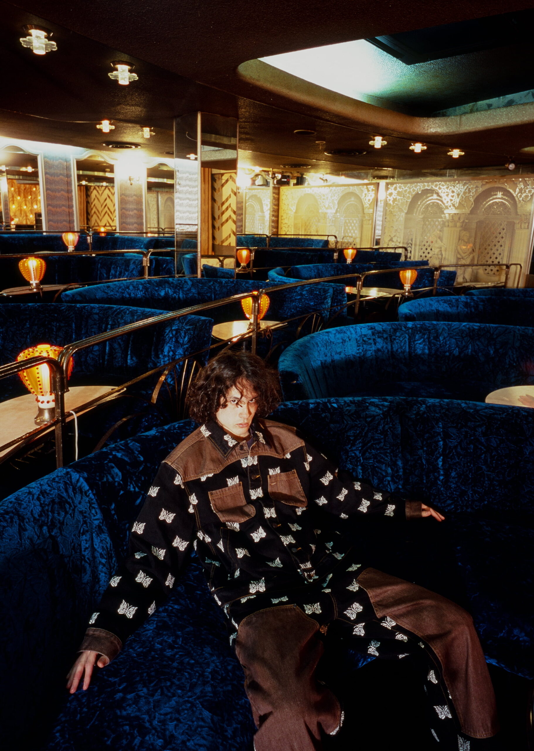 PALACE SKATEBOARDS × NEEDLES、コラボコレクション発売。バタフライロゴが刺繍されたバギーフィットジーンズなど