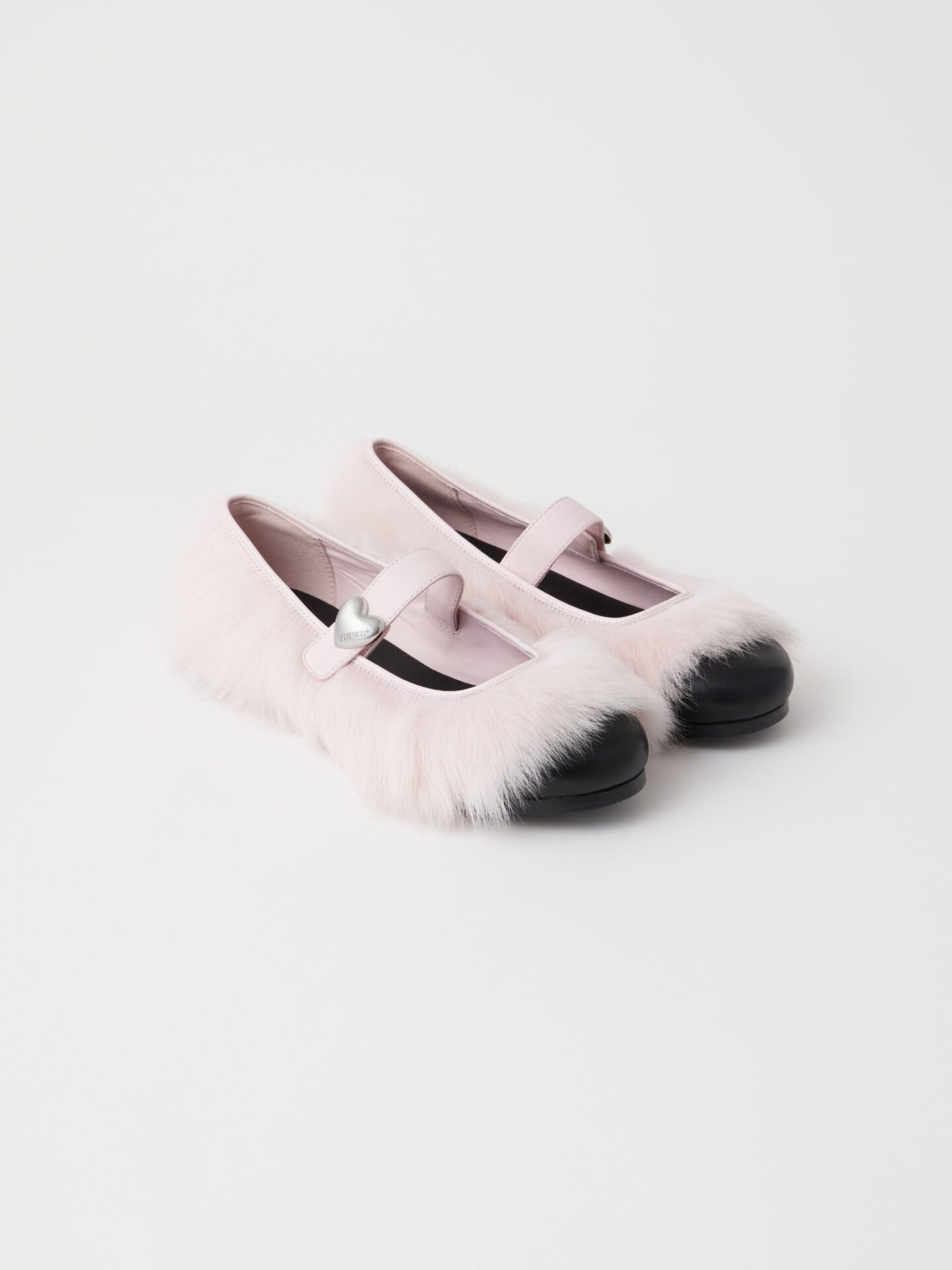 UGG® × AMBUSH®、コラボアイテム発売。メリージェーンとペニー