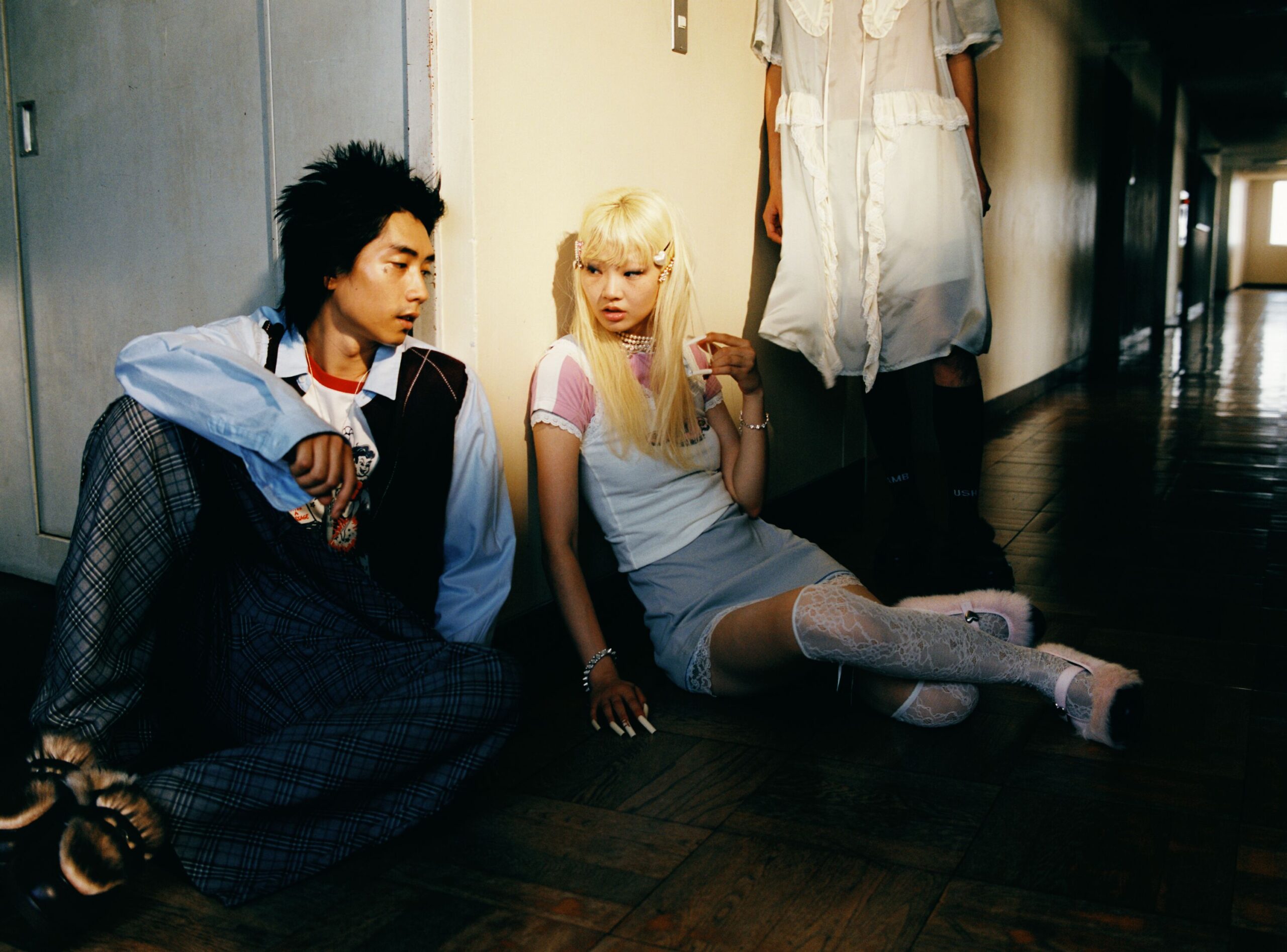 UGG® × AMBUSH®、コラボアイテム発売。メリージェーンとペニーローファーのシルエットを再解釈