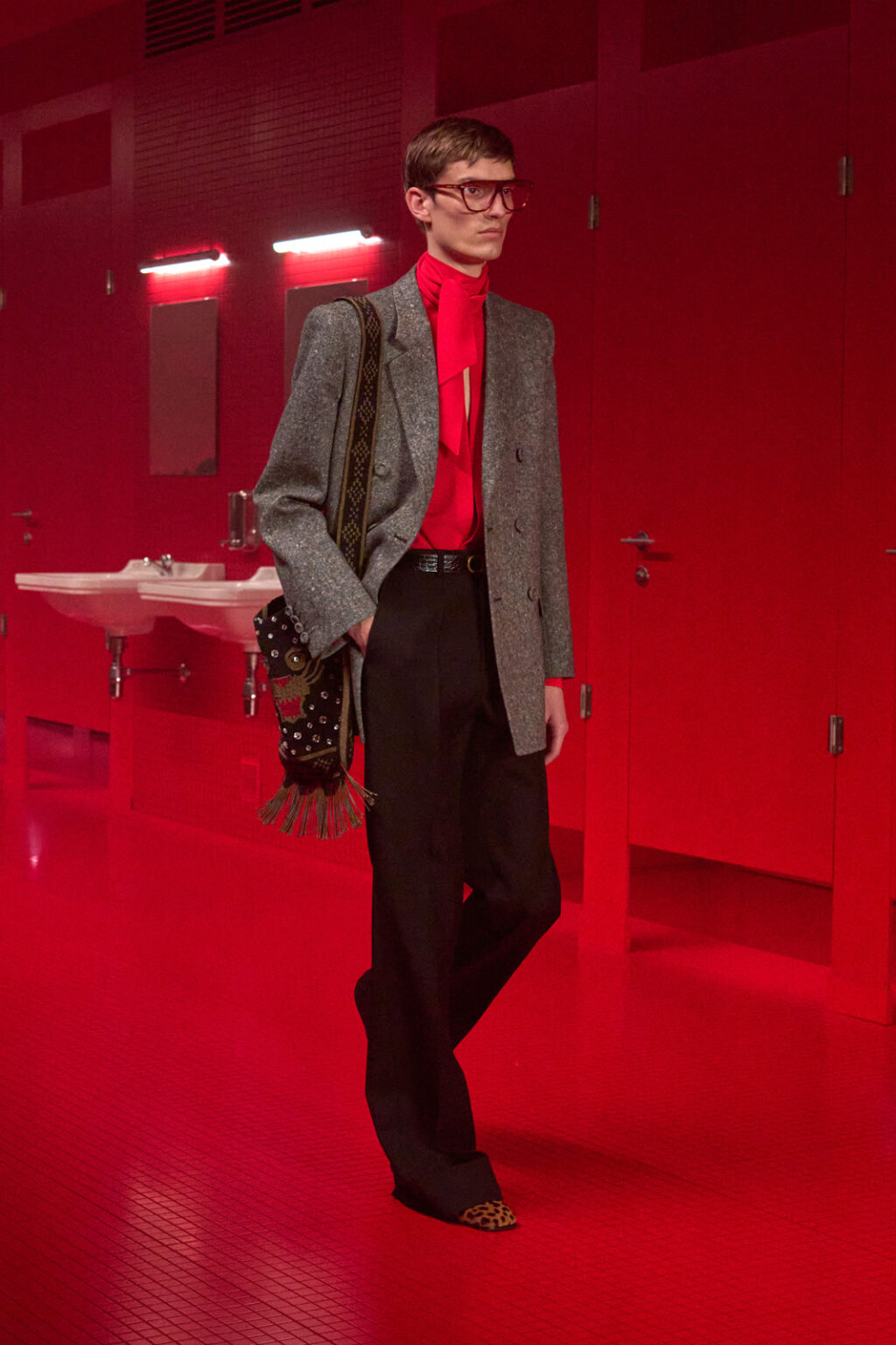 VALENTINO GARAVANI、スニーカー「フリードット」発売