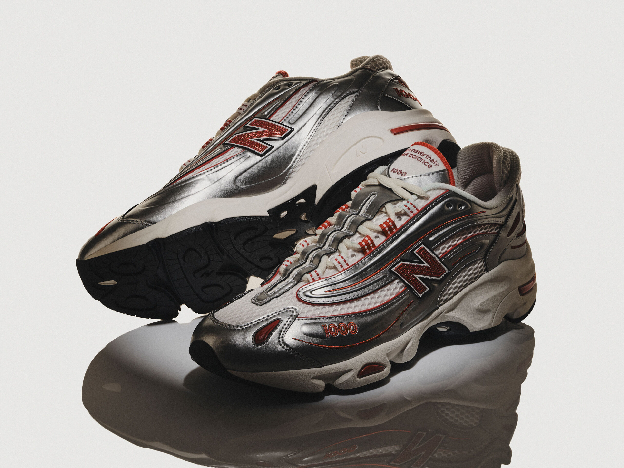 thisisneverthat × New Balance、コラボ「New Balance 1000」発売。ハイテクな美学を彷彿とさせるメタリックカラー