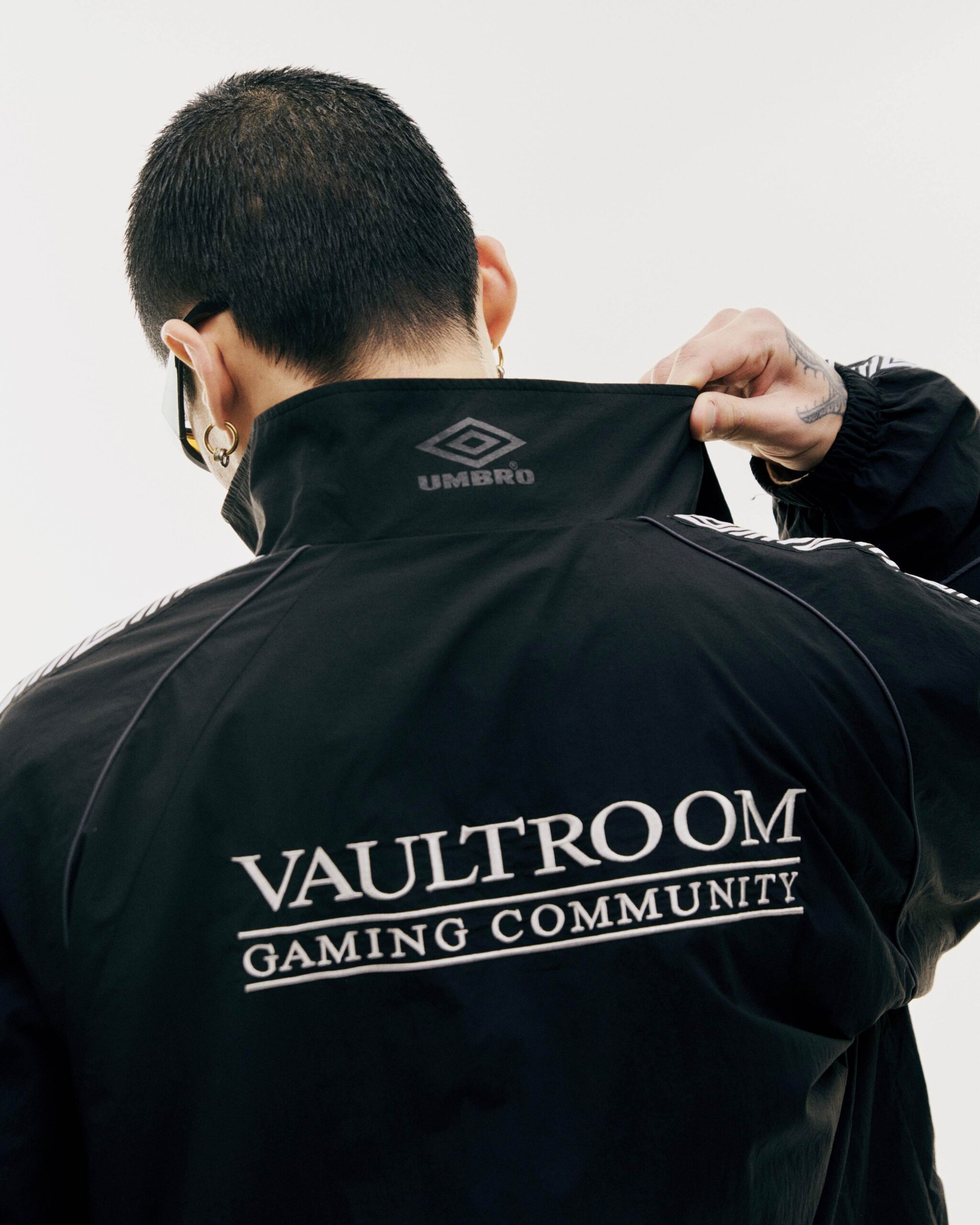 vaultroom × UMBRO、コラボアイテム発売。スポーツとゲーミングカルチャーを融合