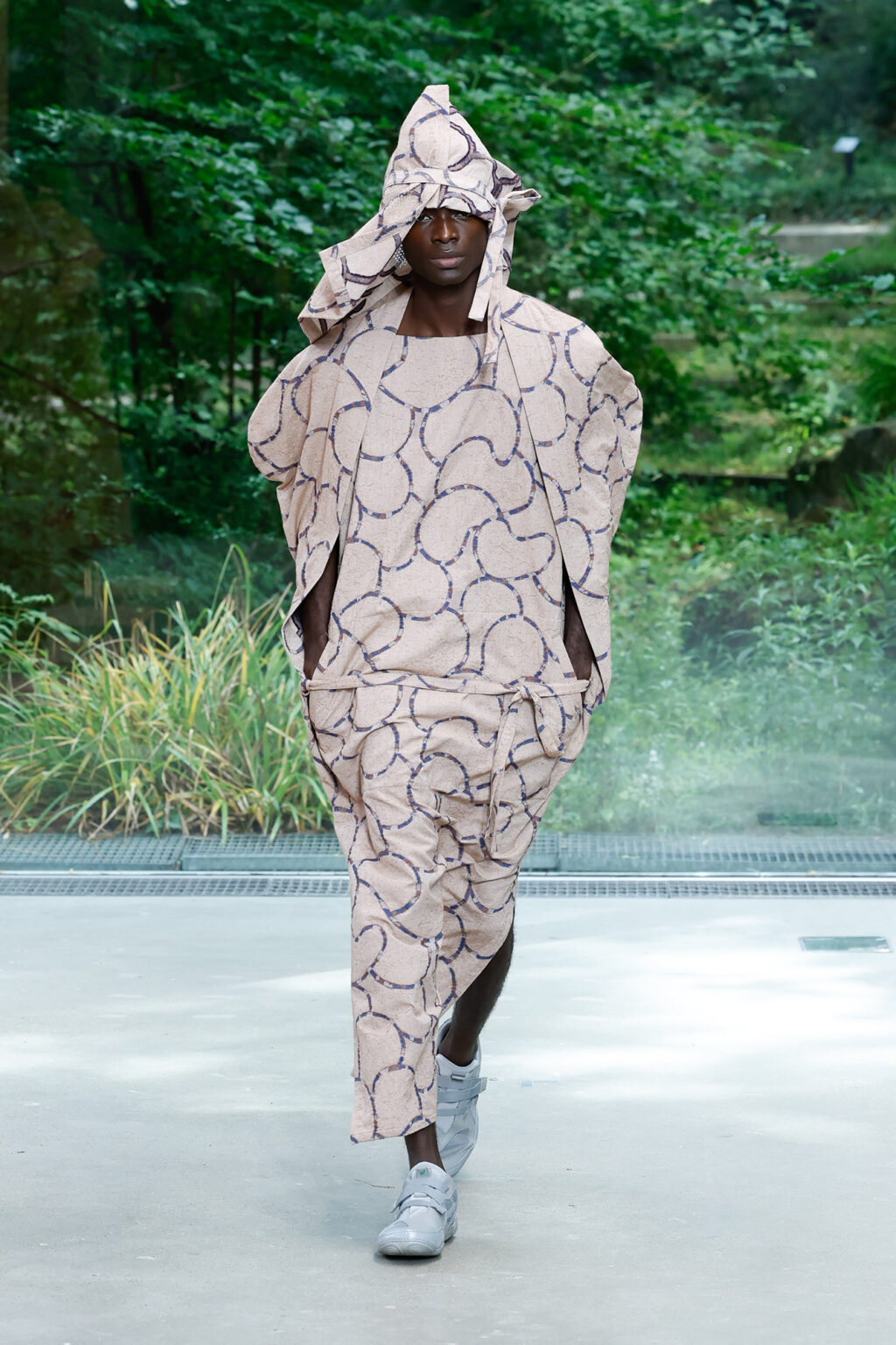 ISSEY MIYAKE × UNITED NUDE、「BOUNCE FIT」をアップデート