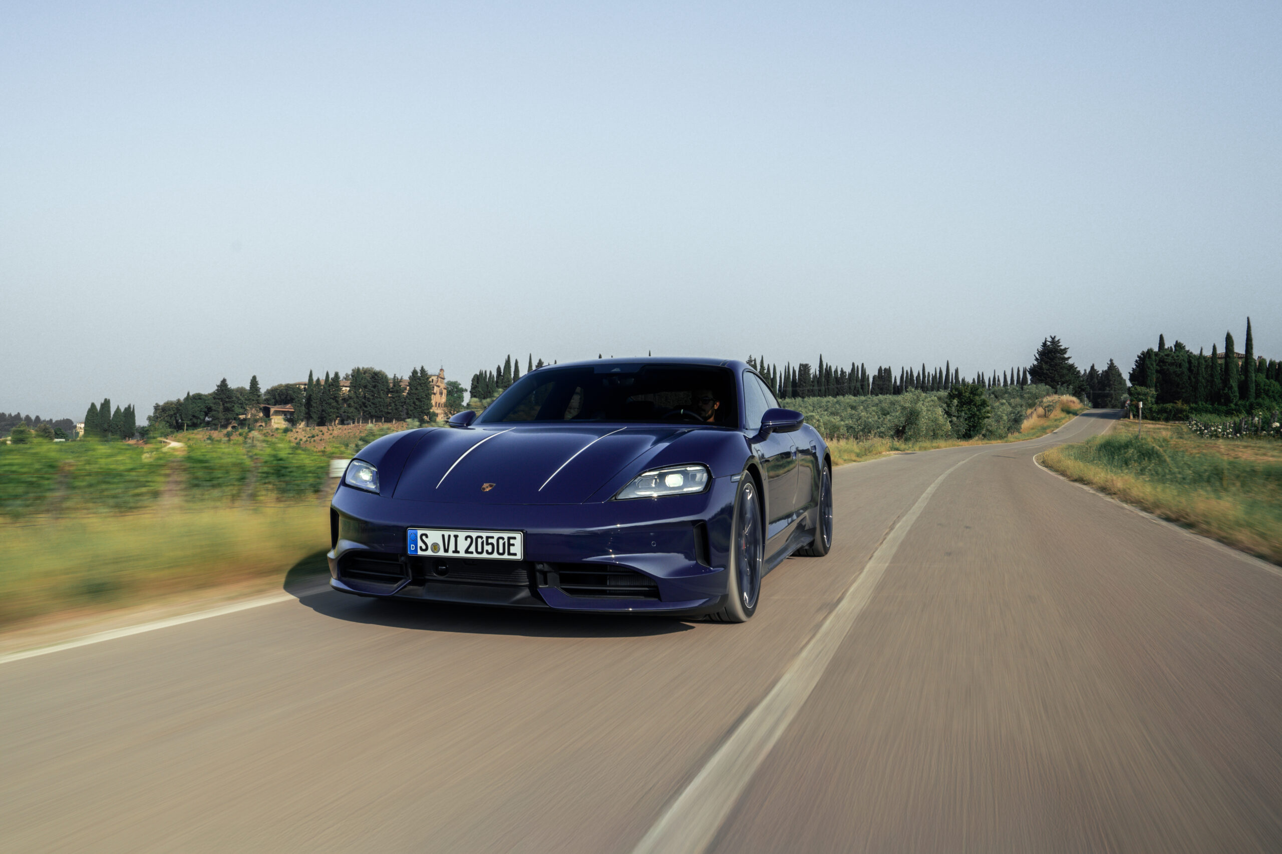 FERRAGAMO × Porsche、特別仕様の「911」「タイカン」登場。特別カラー「ブルソーニョ」が彩る40周年記念モデル