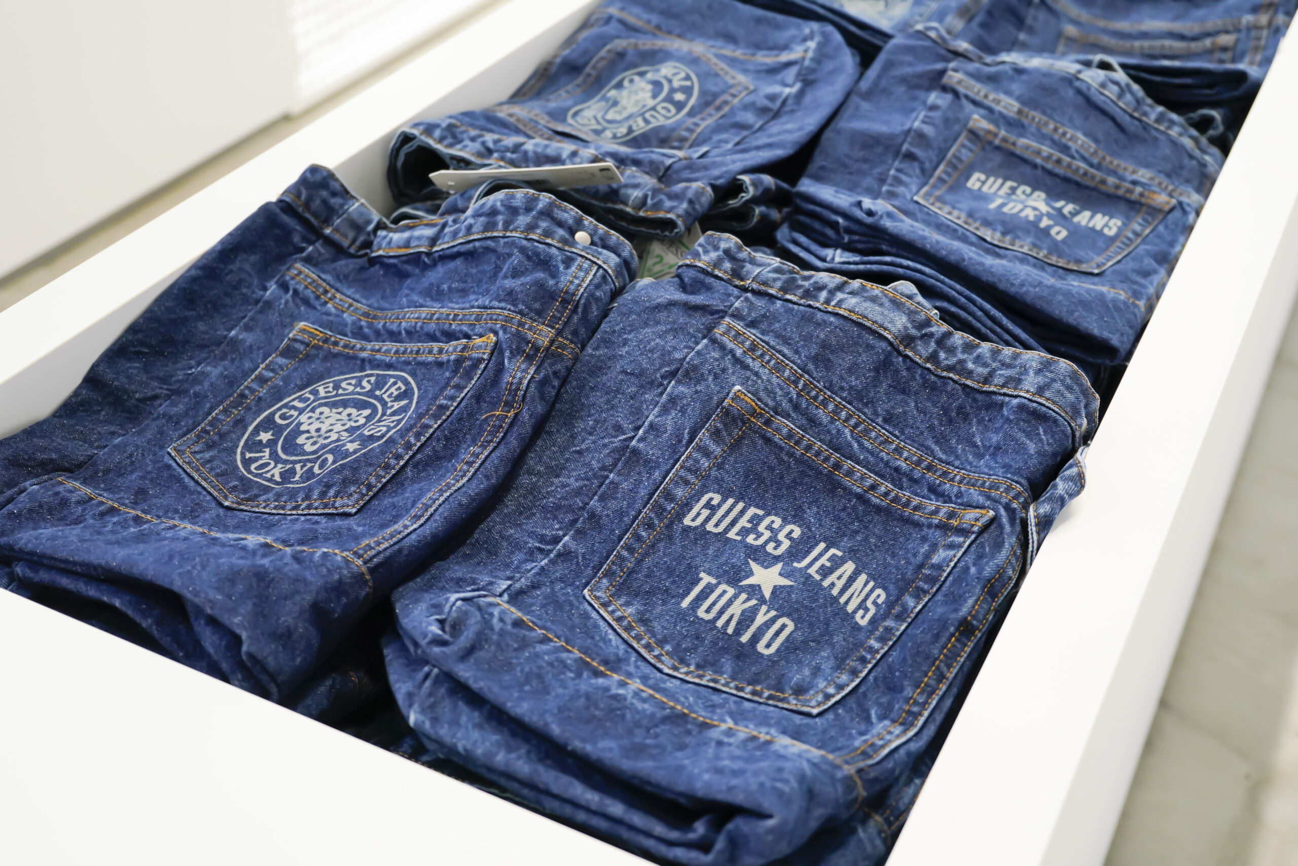 GUESS JEANSこれまでとこれからの40年を辿る展示が東京で開催