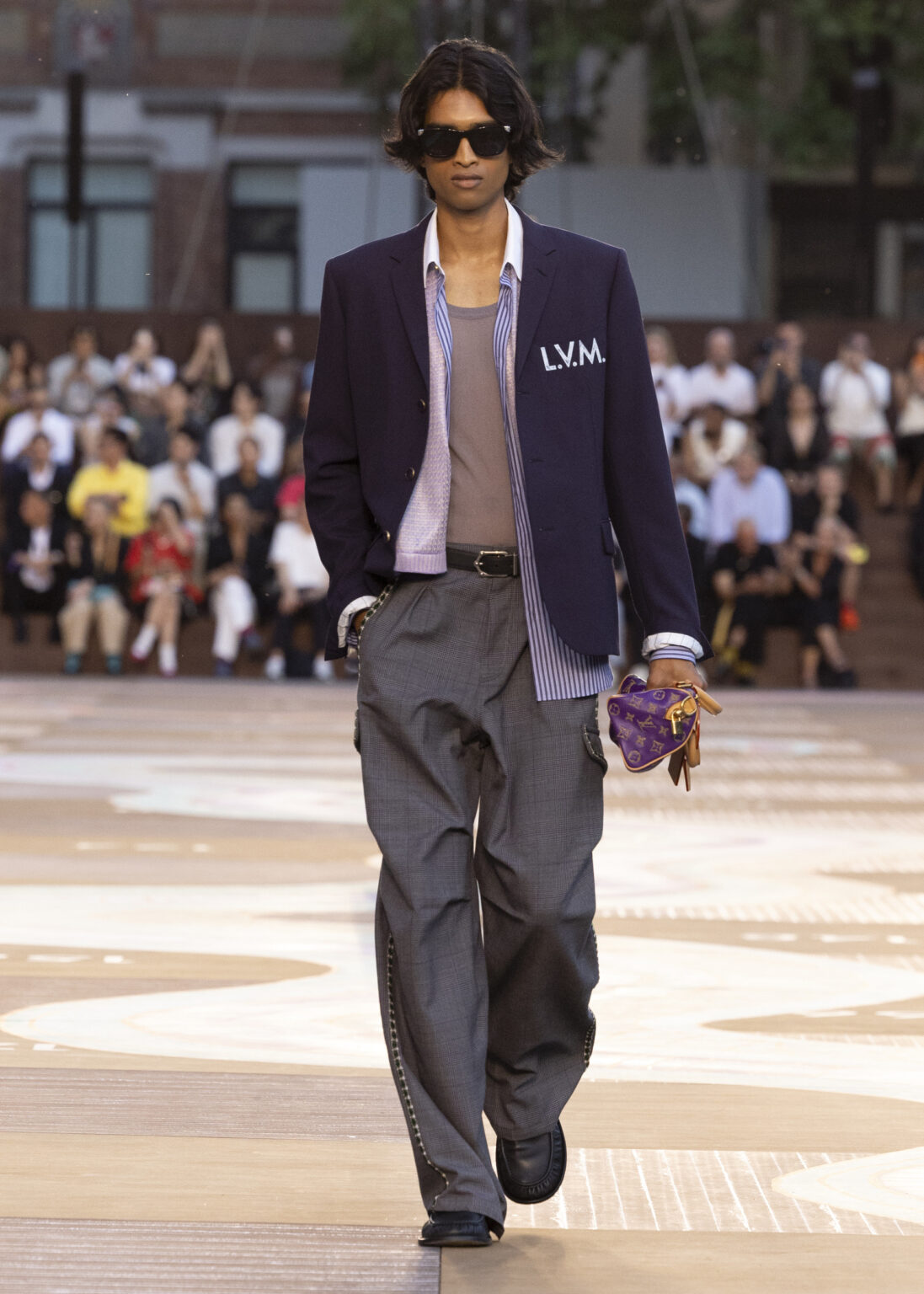 ヴァージル・アブローが持つルイ・ヴィトンのバッグに注目が