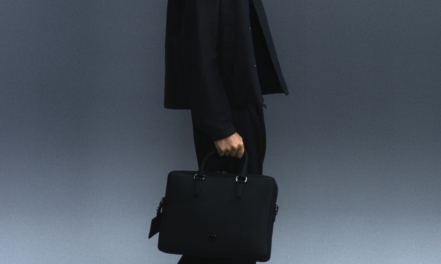 DIOR、「バック イン タウン」カプセルコレクション発売。洗練された美と実用性を兼ね備えた新しいメンズワードローブを提案