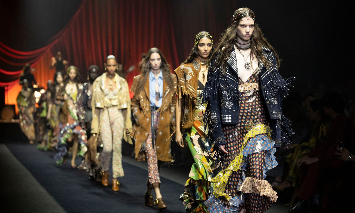 ETRO 2026年春夏ウィメンズコレクション：絶えず変化する「言語」のような美しい流動性を表現