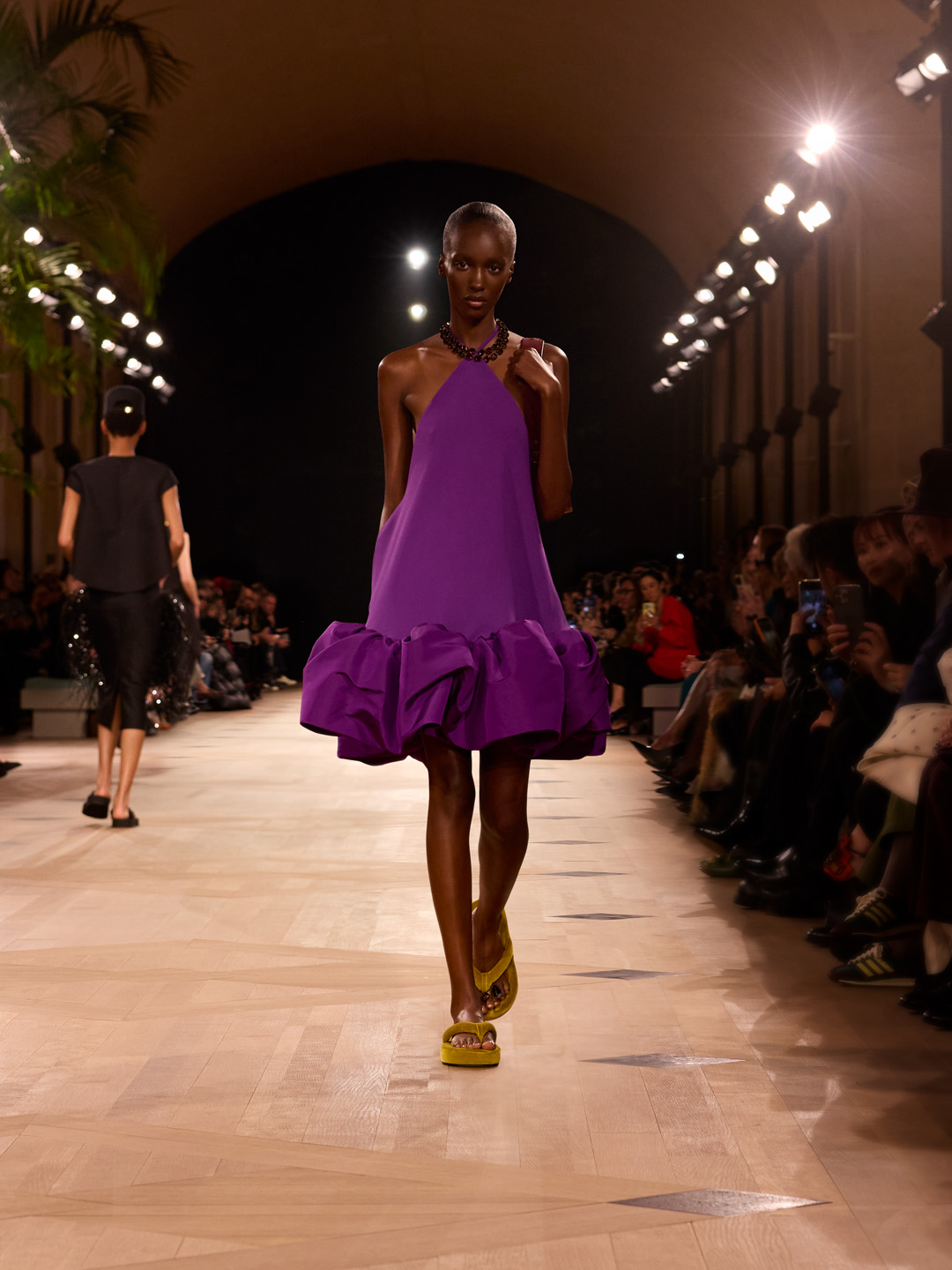 BALENCIAGA、ユーズド加工が印象的な新作スニーカーを発売