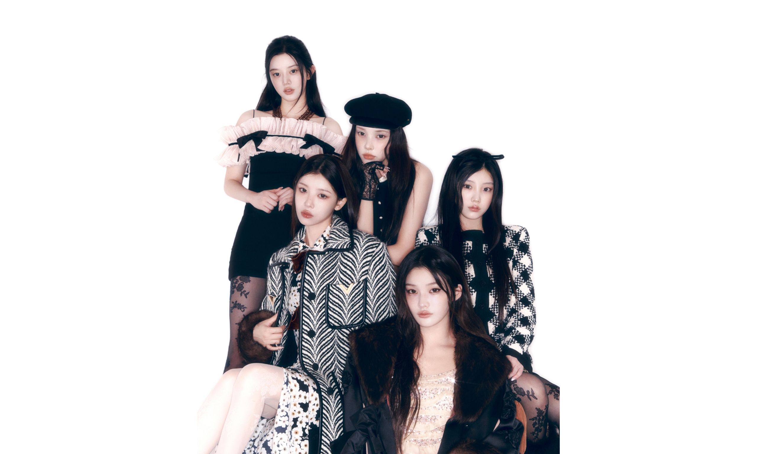 【表紙解禁】ILLIT×VALENTINO、ホリデールックで魅せる “ネオ・カワイイ”